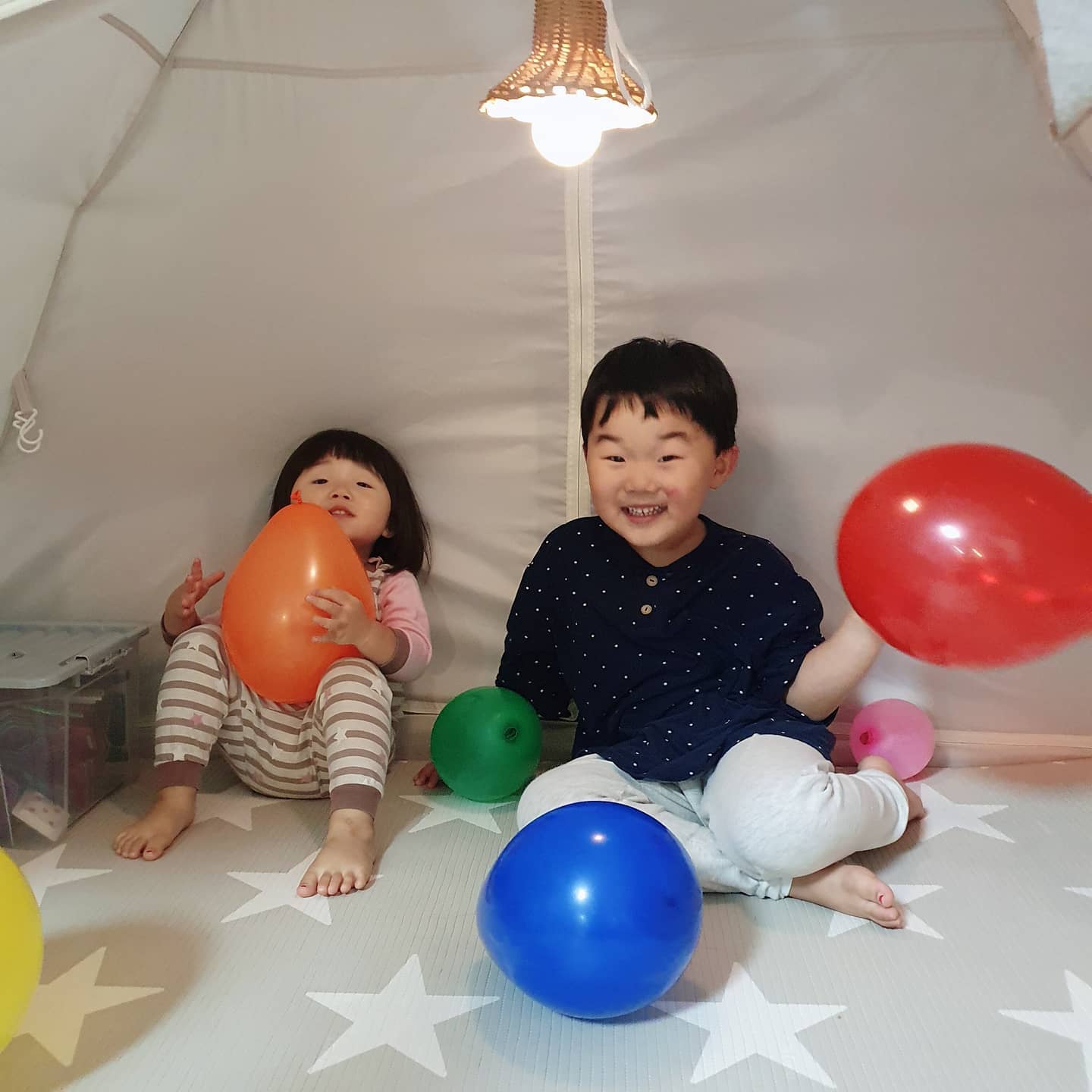 #우우남매집콕놀이🌸

은우 때문에시작한
색깔맞추기놀이 🌈

은우보다 최우진이 더 열정적으로 해서
한박자씩늦은 은우 화남  ㅋㅋ

#풍선놀이
#집콕
#힘들다집콕