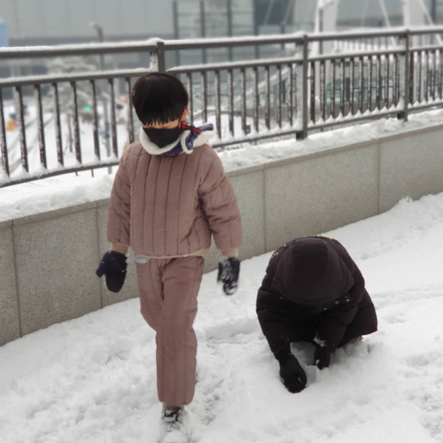 갑작스런 눈에 잠시놀다가~~
이번 눈은 눈이잘안뭉친다며~뛰어놀기 시작
넘 즐겁게 노는 두아들

잘도 노는구나!!!
제발 싸우지는말자 좀;;
-
#일산#함박눈#아들스타그램
#눈싸움#코로나#신나게놀자
#선팔#맞팔#좋아요