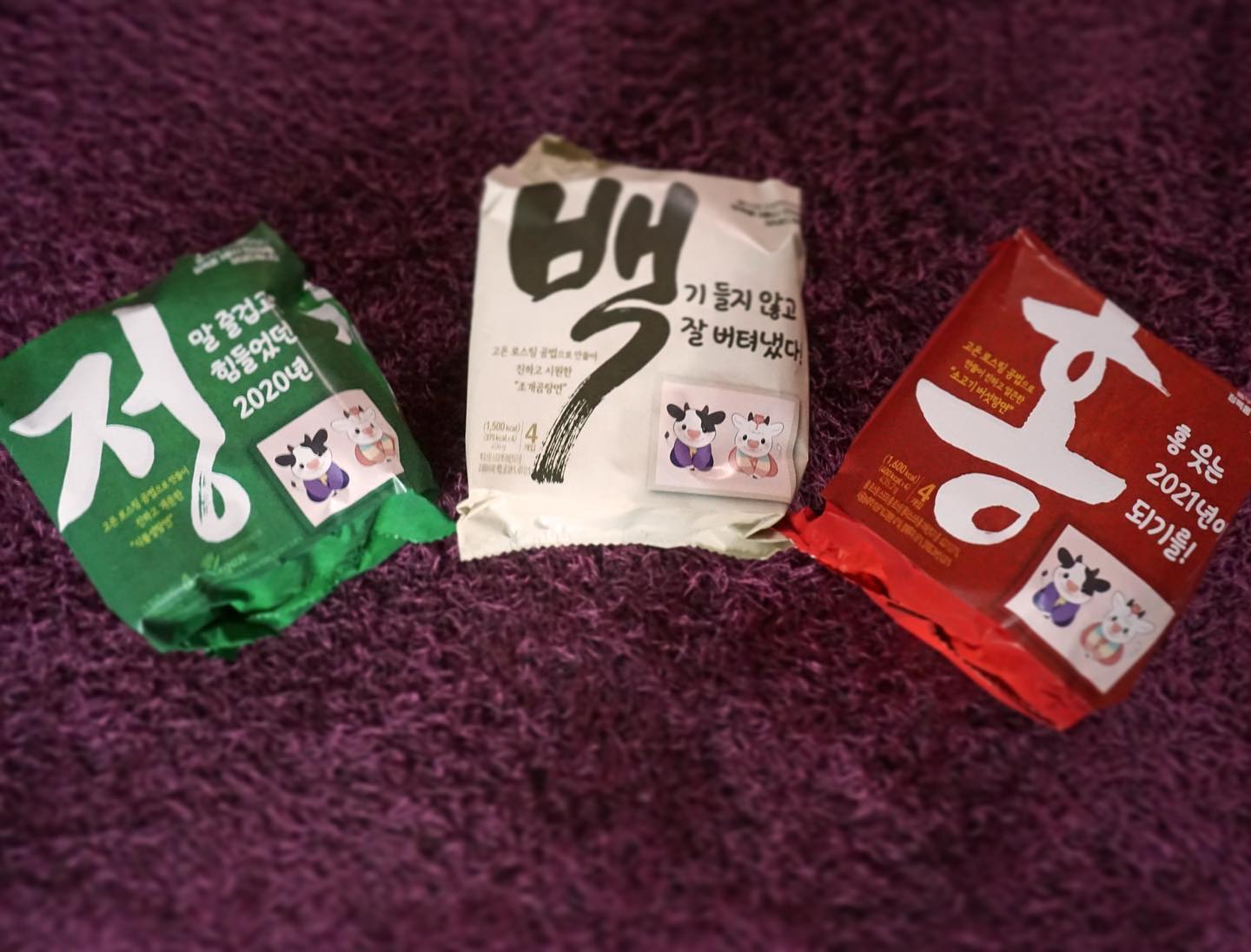 풀무원 정백홍 #광고

저녁 야식은 풀무원 정백홍과 함께 옴뇸뇸!🍜

너무너무 신기한 나만의 정백홍 연하장!

2020년에 고생많으셨던 인친님들에게 삼행시를 지어보았어요!🙈

이런 라면 연하장은 처음 만들어봐서 너무 신기했어요!! 내가 보낸 글과 사진이 라면에 적혀서 온다니!! 

☝️다들 저녁 찬거리 사시면서 풀무원 한번씩 들어보셨쥬!
풀무원의 면 요리 브랜드 '자연은맛있다' 는
자연 재료 본연의 맛을 또렷하고 생생하게 살린 면 요리 브랜드라고해요!! 
이름부터가 티가나죵!🥴

🍜원래 하얀라면을 좋아해서 백면을 먹어보았는데 
수분없이 고온으로 로스팅한 스프라 그런지 국물의 맛이 더 깊더라구요! 
밥 말아먹고싶은 맛..😂
면도 튀기지 않은 면이라 진짜 깔-끔 그 자체더라구요!!
라면을 먹을때 느끼는 약간의 부담스러움이 없는 느낌이였어요!! 
튀기지않은 면이라고 맛이 약하지않고 오히려 쫄깃해서 좋았답니당!! 👏👏

색다른 경험 하게해주신 풀무원에게 감사드립니다!😻

#풀무원 #정백홍 #정백홍연하장 #자연은맛있다