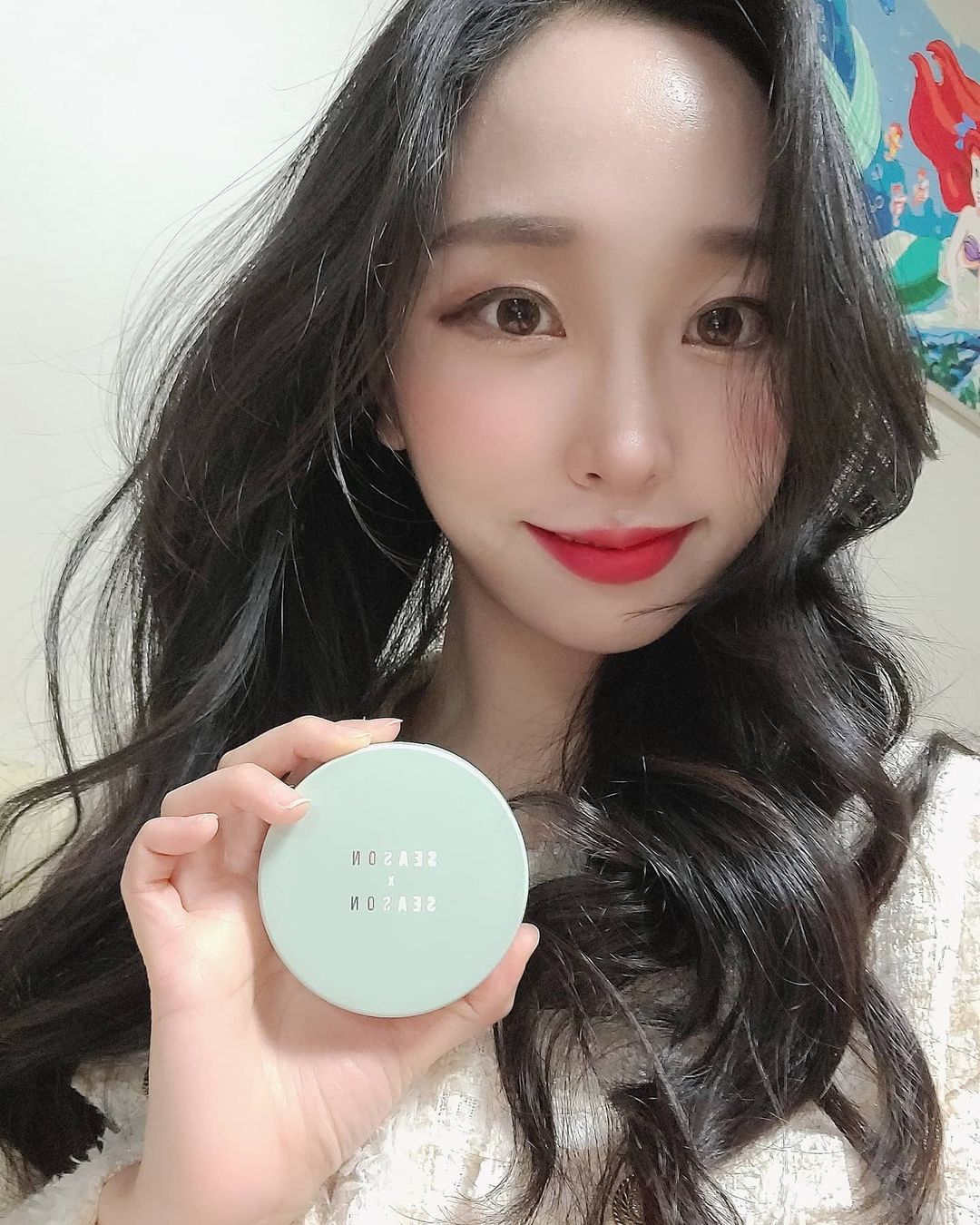  “#광고 [시즌바이시즌] 가볍게 착붙! 시즌바이시즌 솜털쿠션 본품 (핑크베이스)리뷰해요. '시즌바이시즌'은 시즌별로 정해진 소량만 생산하여 제철 과일처럼 신선한 쿠션을 만드는 업체에요~~! 시즌마다 달라지는 피부에 따라서 만들어 준다고…”