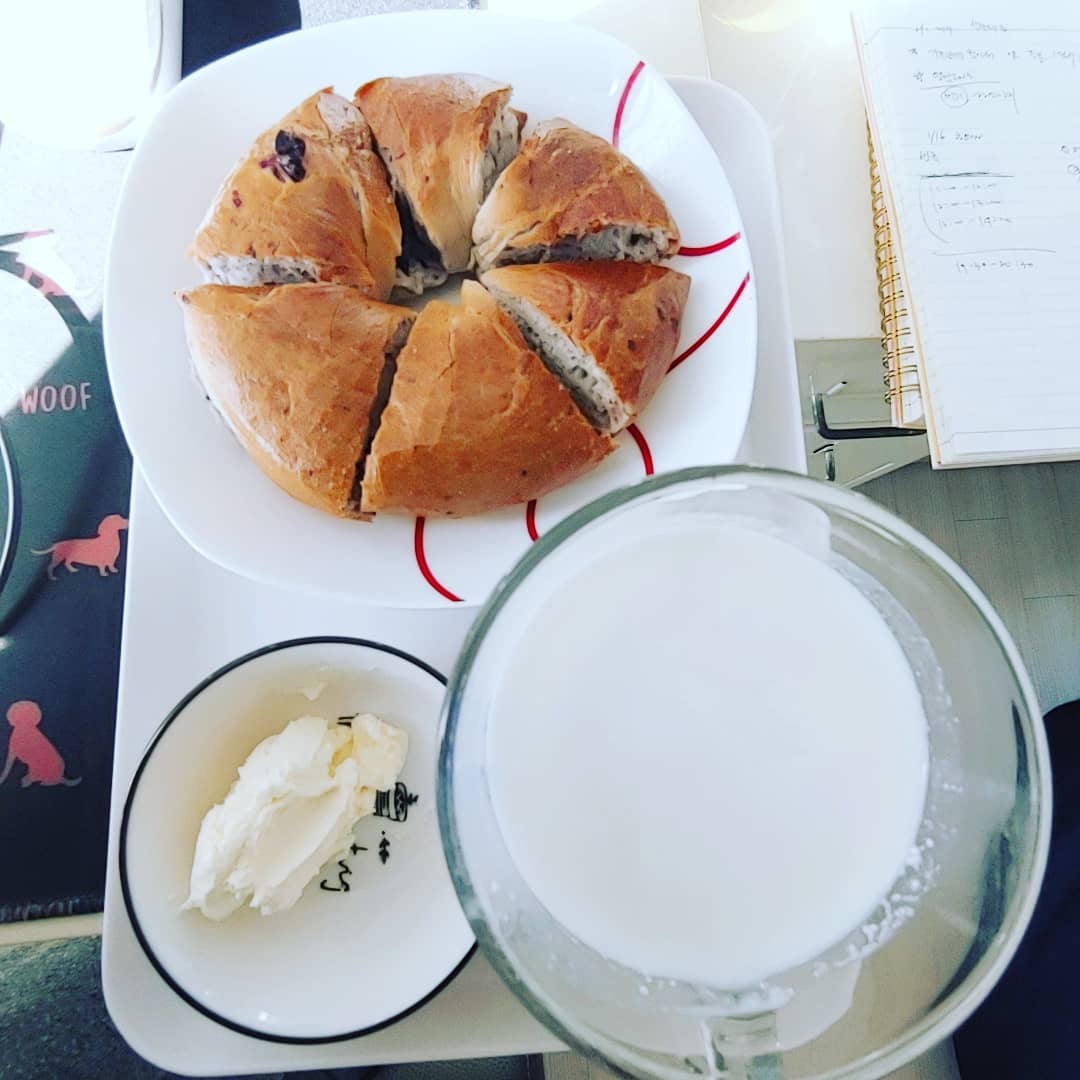 오늘도 난 업무모드
큰아이가 일하고 있으니 디저트를 챙겨준다.
아구 이제 다컸네~~♥