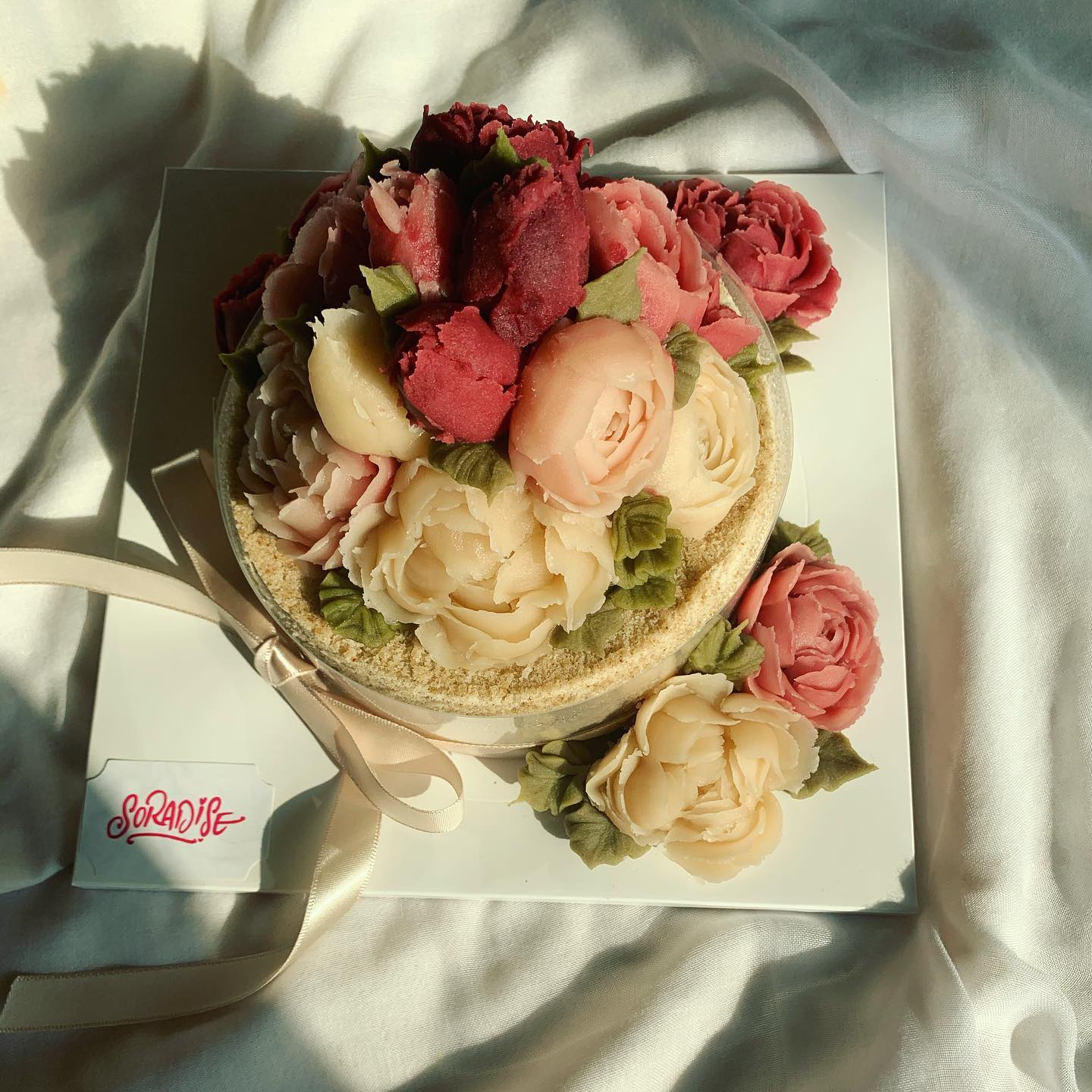 #부케 사진을보고 요청하신 #결혼기념일 케이크에욤! 전반적으로 은은하면서 빨간 꽃을 포인트로 넣어달라고하셔서 부케보고 만들었구용! 부케가 길쭉한 모양이라 좀 높게 쌓았더니 정말 부케같이 되었어요😉#얼그레이케이크 가 드시고 싶다하셔서 얼그레이베이스로!🖤
.
.
🖤국내산 쌀&100%앙금케이크
🖤순수앙금&천연색소케이크
🖤주문 감사합니다
.
.
#기념일케이크 #부케케이크 #수제케이크 #맞춤케이크 #케이크 #앙금케이크 #떡케이크 #플라워케이크 #레터링케이크 #디저트그램 #기념일케이크 #꽃케이크 #앙금플라워케이크 #앙금플라워