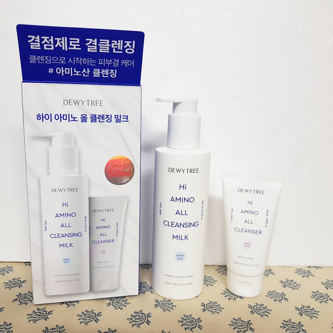 #협찬 #듀이트리 #아미노밀크 
.
꼼꼼한 성분 분석으로 디렉터파이가 추천한 바로 그 제품! 
하이 아미노 올 클렌징 밀크♡
아미노산 클렌징이 피부에 자극없이 클렌징을 돕고
세안 후에도 건조하지 않고 촉촉해요🧖‍♀️💦
.
피부 속 수분과 피부 천연보습인자에
가장 많이 함유된 아미노산 성분이
피부의 수분과 영양을 채우는데 도움을 주어
클렌징 단계부터 피부결을 케어할 수 있다는게 장점이에요
.
🌸 하이 아미노 올 클렌징 밀크
- 약산성 클렌저로 순하게 클렌징 할 수 있고요
  녹이기 ➡️ 유화단계 ➡️ 씻어내기 3단계를 거치면서
  세정력도 뛰어나요!
.
🌸 하이 아미노 올 클렌저
- 쫀쫀하고 풍부한 거품이 매력적인 클렌징 폼으로
  노폐물과 피지를 깨끗하게 클렌징해주면서
  세안 후에도 산뜻하고 촉촉해요~ 
.
올리브영 온라인몰에서 클렌징밀크를 구매하면
기획세트로 20%할인에 하이 아미노 올 클렌저 50ml
대용량 샘플까지 증정하니 관심있으신 분들은 고우고우!🏃‍♂️
.
dewytree_official
#결점제로 #결클렌징 #올리브영 #디렉터파이추천 #올리브영추천템 #클렌저추천 #클렌징밀크 #클렌징폼