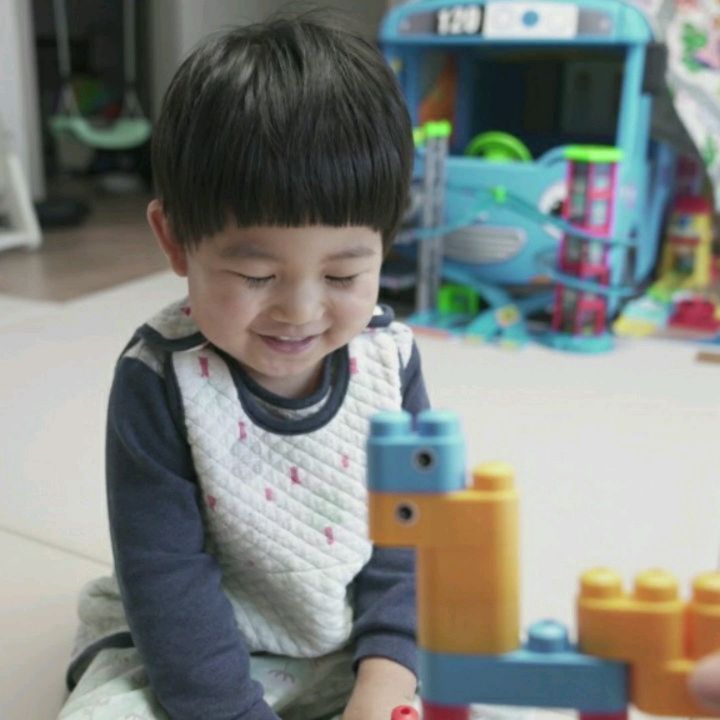 #협찬

폴리엠 동물자동차를 선물 받은 범이 군💕

독일에서 설계 및 제조된 장난감인만큼 마감처리의 디테일이 살아있네요.

아이들 안전을 위해 그 어렵다는 유럽의 EN71과 독일의 GS, 일본의 준텐도 대학교 안전 검사를 통과 했습니다.

둥근 모서리와 유연한 소재로 아이가 다칠 걱정이 없어 좋고, 블록을 세탁기로 세탁 할 수 있어 위생 문제도 없네요👍

범이는 자기만의 동물모양을 도립해 깔깔깔 거리네요.
블록이다 보니 다양한 창의적 조립도 가능하고,
독창성과 문제 해결 능력 발달에 도움도 준답니다.

블록놀이를 좋아하는 범이, 항상 조립하는데 낑낑 거리다 짜증을 내곤 했는데, 폴리임 블록은 조립도 쉽고 아이 힘으로 쏙 조립되니 아이가 성취감을 쉽게 느껴 굿굿💙

코로나로 #집콕육아템 을 찾고 계시다면, 
아이들이 쉽게 조립하고 놀 수 있는 이 제품 적극 추천해드립니당❤

그럼 모두들 행복한 하루 보내세요😍

#장난감블럭 #유아동블럭 #안전블럭 #독일블럭 #폴리엠 #폴리엠코리아 #블럭