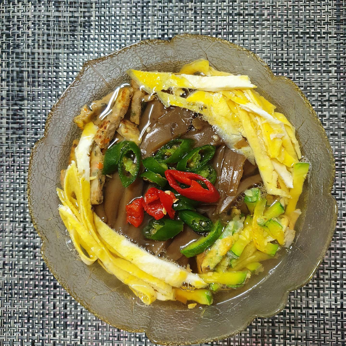 뜨큰한 묵국수
저녁은 밥없이
