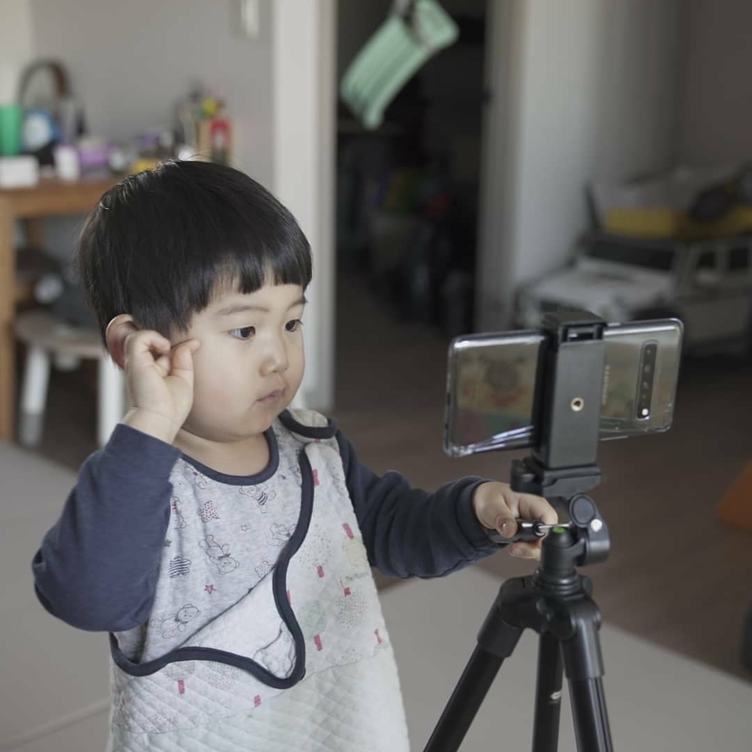 #협찬

#스마트폰삼각대 #비소삼각대
DSLR, 미러리스 카메라 장착이 가능한 가성비 좋은 삼각대💕

개인적으로는 삼각대의 중요성을 강조하는 사람 중에 한명입니다.

가끔 스마트폰으로도 사진을 찍다 보니 스마트폰 삼각대도 필요할 때가 생기더라구요.

특히 여행지에서 가족들이 다같이 사진에 나오고 싶을 때는 다른 사람에게 부탁하는 방법밖에 없는데 코로나 때문에 부탁하기가 좀...

그래서 오늘 소개해 드릴 제품은 블루투스 리모콘이 들어있어 온가족이 무선으로 사진을 찍을 수 있게 도와주는 삼각대랍니다.

가성비도 좋으면서 기본에도 충실한 삼각대라 미러리스나 일반적인 DSLR 카메라 삼각대로 충분히 사용할 수 있습니다.

특히나 높이도 121cm 부족함이 없고 퀵슈 방식의 마운트를 채택하여 스마트폰 탈부착이 쉽더라고요.
90도로 헤드부분도 꺾여 신생아를 위에서 찍는 사진 연출도 충분히 가능해요.

아무튼 아이, 가족 사진을 잘 찍고 싶은 사람들에게는 꼭 필요한 아이템일 듯!

범이 군도 촬영감독 포즈로 손쉽게 촬영을 하고 있네요. (촬영신동이었어요👍)

평소 사진 찍을 때 많이 흔들린다 하시는 분들은 꼭 구매하셔서 사용해보시길 바랄게요.

그럼 모두들 행복한 하루 보내세요💕

#삼각대 #가성비좋은삼각대 #여행용삼각대 #미러리스삼각대 #셀스타그램삼각대 #인생샷 #삼각대셀카봉 #셀플촬영 #VLOG #일상기록 #여행필수템