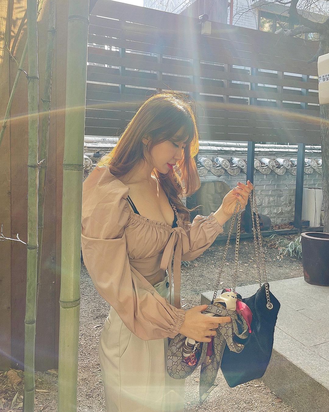 “#유료광고 #협찬 👜☕️🍂 알키알카에서 보내주신 두 번째 가방인 코듀 백 들고 잠깐 커피 마시러 나왔는데 넘후 옙버,, 오늘…”
