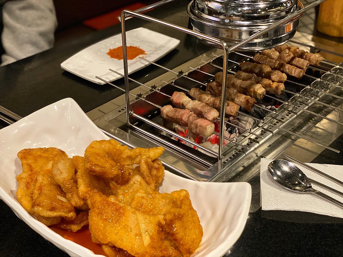 맛잘알 친구한테 양꼬치 맛집을  소개받아 방문한 오목교‘청도양꼬치참숯구이’❗️
일 끝나고 평일 저녁에 방문했는데 역시 맛집이라그런지 사람들이 꽤 들어차있었고 알쓰인 우리테이블 빼고 다들 술이 두병씩 있었다ㅎㅎ ㅋㅋㅋㅋ
친구가 꿔바로우랑 옥수수면 꼭꼭 먹으라고 신신당부를 해서 여자 둘이서 갔는데 양꼬치 2인분과 꿔바로우,옥수수면 이렇게 주문했당 ㅎㅎㅋㅋㅋ🐷

양꼬치는 인생에서 두 번 째로 먹어보는 거였는데 나는 냄새도 안나고 맛있다고 느꼈다!  그래서 잘 먹었당😋

꿔바로우는 정말,,,열어분 여기오시면 꿔바로우 필수에요,, 먹자마자 바로 감탄나옵니다 소스도 넘 맛있고 자체도 정말,,아그냥 넘 맛있어여 여긴 꿔바로우 맛집입니다😭

옥수수면도 무슨 짬뽕?맛 나는 것처럼 건더기도 듬뿍 들어있고 면도 양이 꽤 되어서 사람들이 술안주 술안주 하는게 왜 그런지 바로 먹어보면 알 수 있는 맛이였어여👍 얼큰하고 맛있었숩니당😽

#오목교맛집 #오목교역  #청도양꼬치참숯구이 #양꼬치맛집 #오목교양꼬치 #꿔바로우맛집  #오목교데이트  #오목교역맛집 #오목교핫플  #목동역 #목동맛집 #오목교맛집추천  #오목교 #양꼬치맛집  #맛집추천 #목동양꼬치맛집  #목동데이트 #양꼬치 #오목교술집 #오목교술집추천 #목동술집  #맞팔 #선팔맞팔 #소통 #좋반 #좋아요반사 #칼맞팔 #칼좋반 #소통 #첫줄반사  #likeforlikes