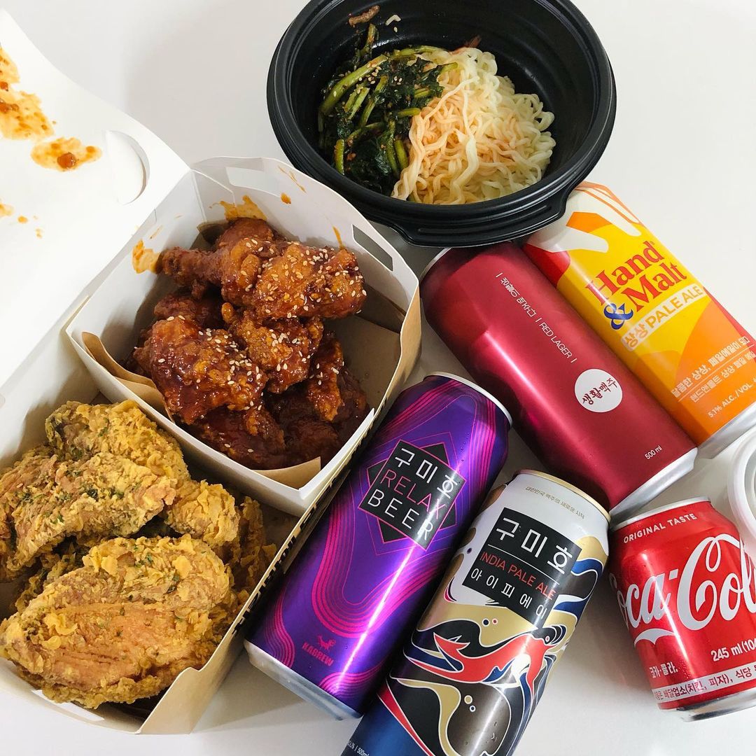  “#협찬리뷰#생활치킨 🍗 생활맥주에서 맛볼수있던 수제맥주를 이젠 집에서 생활치킨과 수제맥주(4개) 콜라보를 “개이득세트”로 만나볼 수 있대요! 저는 천원 추가하여 앵그리버드(후라이드) 반+ 양념 반으로 주문했는데 치킨 기본베이스가 살짝 매콤한 맛이라,…”