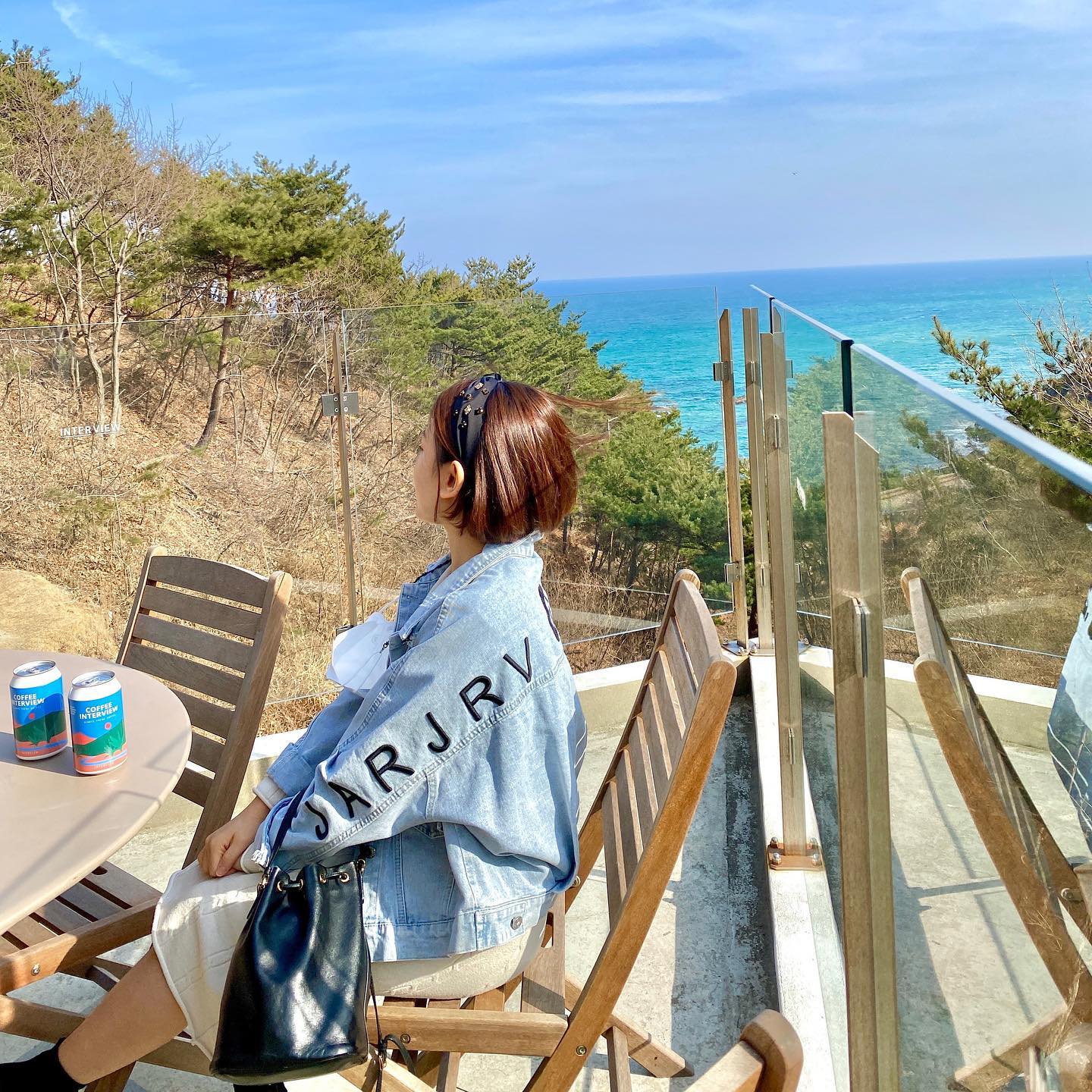 시간때가 애매할때 가서그런가, 사람이 없어서 눈치안보고 사진도 왕창찍고 왔었네... 이때봤던 바다가 제주바다보다 더 예뻐보였던건 인정💛🥲 12000원같은 입장비내고 들어온 느낌의 카페였지만 최근에 카페를 못가보다 가보니 갈증이였을까? 카페에서 맛이 뭐가 중요해, 뷰가 맛집인걸,💕🤟🏻 (근데 커피는 진짜 너무했지 사실)
,
,
#새댁여행일기