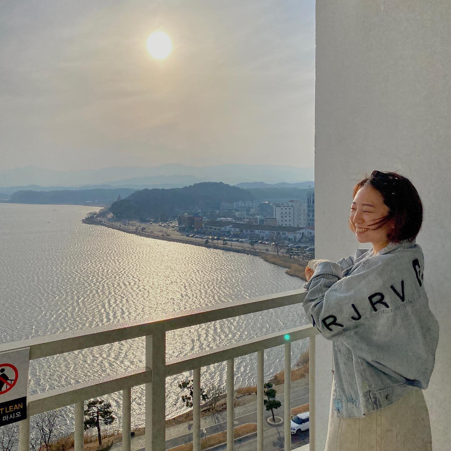 결혼하고 다들 좋냐고 물어보는데, 함께하는 시간들이 많아져서 좋다고 얘기해준다. 서로 맛있는거 먹으면서 얘기하고, 링피트 하나로 울고웃고, 와이프 인생샷만들어주겠다고 큰 키도 접어가며 찍어주는 사소한 행복들이 우리를 더 단단하게 해주는듯하다. 최근 결혼하고 푹 쉬지 못했던 강행군일정들이였는데 이렇게 힐링하니 너무좋다. 사진에서도 잇몸만개😀 내년 울아빠의 환갑인데 해외여행가고 싶었는데, 올해 빨리 잠잠해졌음 좋겠다. 이 꼬로나야!🥲
.
.
#신혼일기 #새댁일상 
#신혼부부일상 #강릉여행 
#스카이베이경포호텔 #강릉숙소