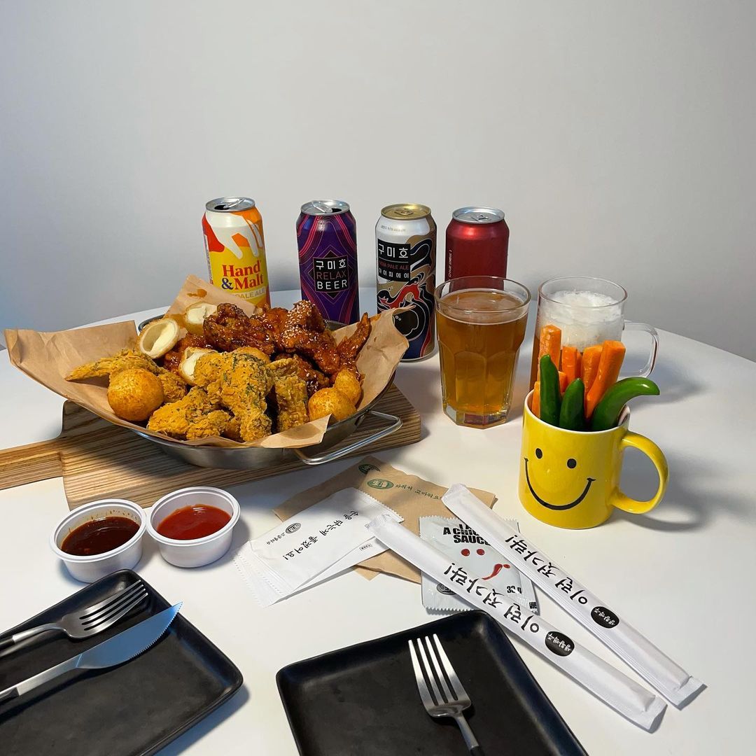  “불금엔 치맥👻🤗 자주 가던 생활맥주에서 치킨브랜드 런칭했다고 해서 시켰어요! 생활치킨👏🏻 저는 후라이드 미리미리는 양념파라 항상 반반 시키는데 둘다 다먹엇다는😜 짭짤한 크!리스피! 좋아하는데 딱 그맛이에요 맥주도 4캔에 만원으로 맛있어요! 저희는…”
