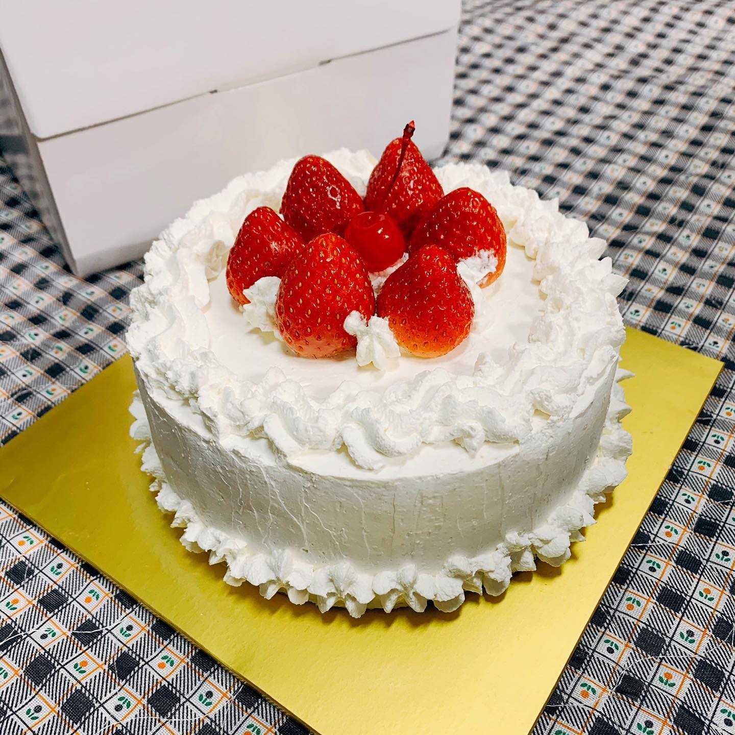 🍓홈메이드 딸기 생크림 케이크🍓
⠀
— — — — — — — — — — — — — — — — — — —
⠀
손재주가 많은 이모가 만들어준 딸기 생크림 케이크🎂
⠀
케이크 속에도 케이크 + 딸기 슬라이스가 🍴
⠀
집에서 돗자리 깔고 먹으니 피크닉 느낌 나고 괜찮네요😘
⠀
— — — — — — — — — — — — — — — — — — —
⠀
#홈메이드 #딸기케이크 #food #jmt
#베이킹 #간식 #picnic #cake
