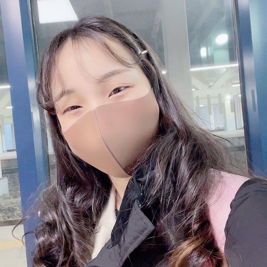 코로나 터지고 일 빼곤 외출을 안하던 터라 마스크도 구비를 많이 못해놨는데 일회용은 쓰레기도 생길 거 같아서 찾아보던 중
⠀
숨쉬기도 편하고, 기존 마스크에서 경도와 두께가 좀 더 단단해져 피부에 닿았을때 좀 더 fit하게 착용되어 기분 좋은 착용감과 페이스 라인이 살고, 편해요!̆̈
⠀
착용해보고 너무 좋아서 오빠 것도 바로 플렉스 해보렸어요🥴
⠀
현재
- 젤리팜 공식 스토어에서는 2월 한 달간 스토어찜 1,000원 할인 쿠폰 다운로드 가능
- 컴포트핏 마스크 1,000원 추가 할인 쿠폰 다운로드 가능
- 2만원 이상 구매시 자석형 스트랩 증정 이벤트를 진행 중
⠀
이벤트 중이라 조금 더 저렴하게 구매할 수 있답니다 🥴