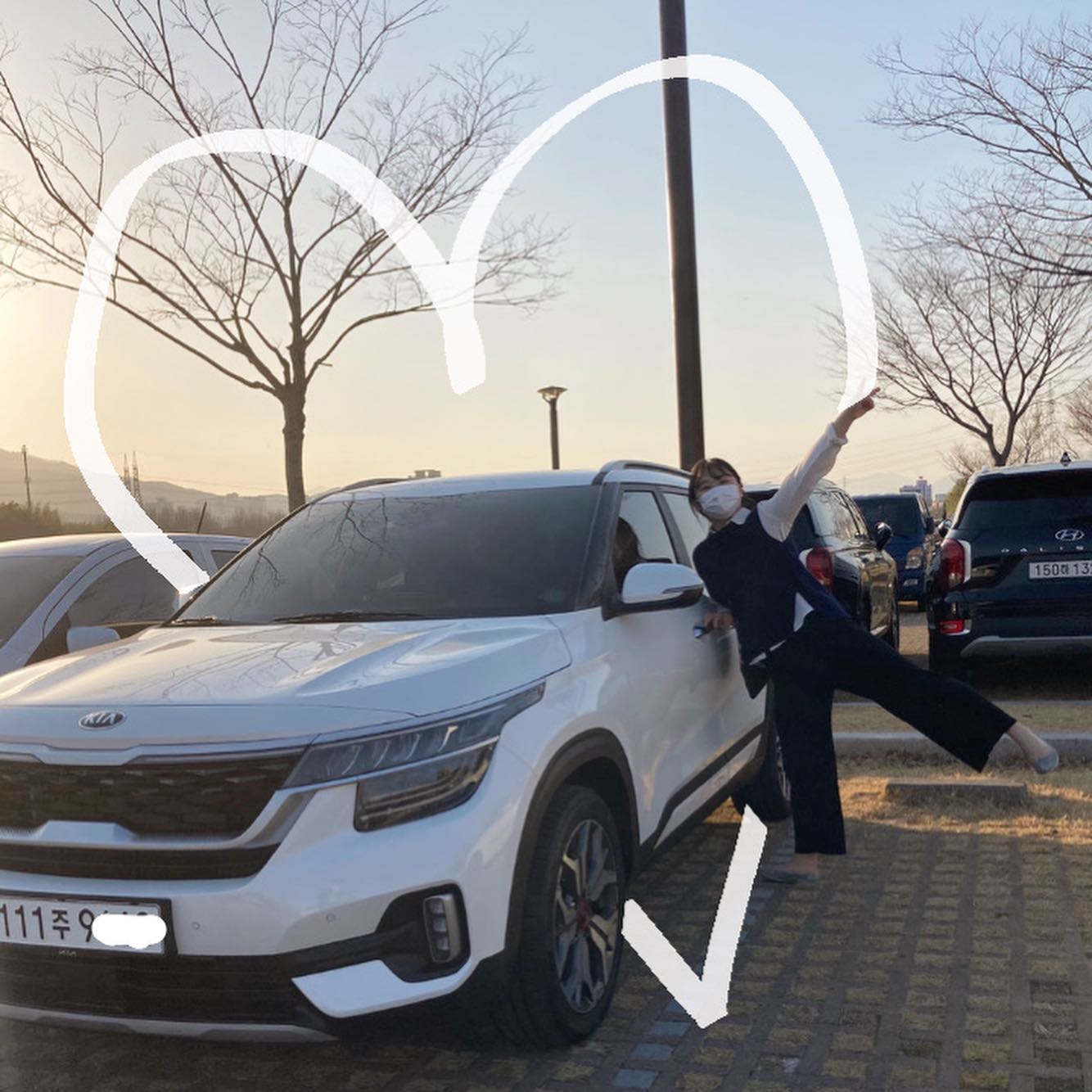 🚘뎡카뽑아떠🥰🚘드뎌!!!
4달만에 받았는데 기다린보람이 있게 차 너무 잘나가고 좋당ㅠ 썬루프 할지말지 고민했는데 안했으면 어쩔뻔🥲역시 한국차는 풀옵션이다..달빛 맞으며 강알리 드라이브 넘 조아아
(*´ ワ `*)“ ㅎㅎㅎㅎㅎ
이번 주말은 차로 시작해서 차로 끝났당ㅎㅎㅎㅎ차량 인수받고 고사지내고 물품설치하고 드라이브가고...٩(｡•ω•｡)
앞으로 잘부탁해 쭈!🚘(TMI.번호판이 ‘주’라서 쭈;;)
.
#엄빠고마워 #셀토스 #seltos