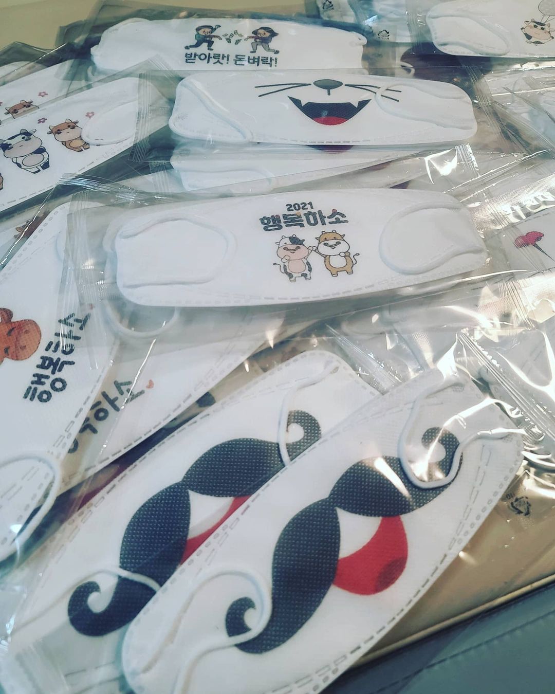  “#제품협찬 매일쓰는 마스크 질리지않도록!! 그날 그날 기분에 따라 다르게, 골라쓰는 재미가 있다!! 행복하소!! 복받으소!!^^ 받아랏돈벼락! 재미있는 고퀄리티 인쇄마스크 덕분에 우울한 코로나시기 조금이나마 웃으며 기분활기차게 보낼 수…”