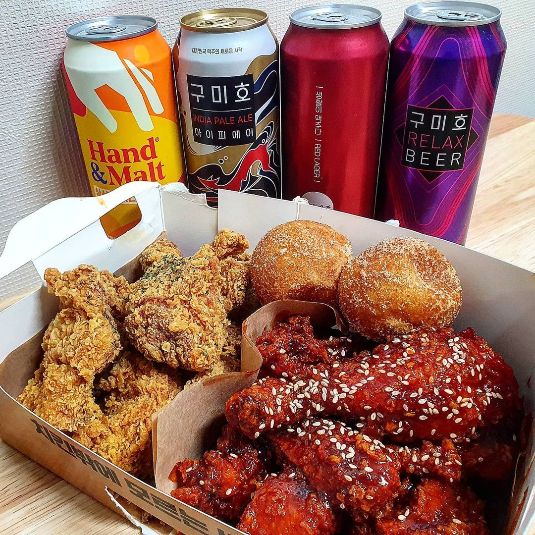  “🍴 #대학로좁은골목점 #생활치킨 #생활맥주 _#협찬 믿고 먹는 생활맥주의 또 다른 브랜드 생활치킨에서 간단한 치맥파티해요🥳 #앵그리버드치킨 반반 배달은 후라이드를 주문하지 않았지만 후기가 워낙 좋아 후라이드를 주문했다 생각보다 튀김옷이 바삭해서…”