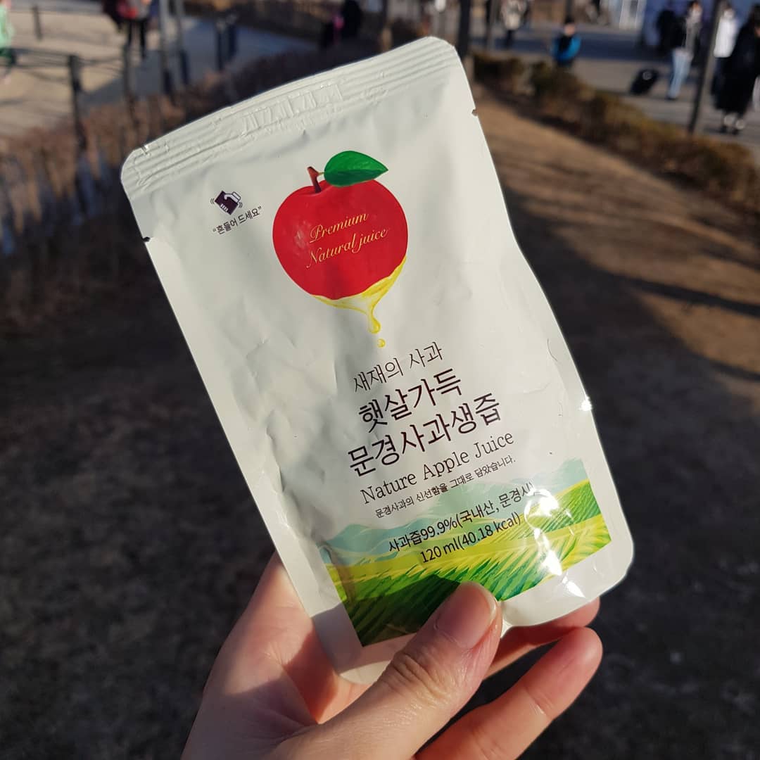  “#협찬 ⠀ 아침에 먹는 사과는 금사과라고 할 정도로 사과가 몸에 좋은 거 아시죠~ 사과즙이 면역력 강화, 피부미용, 다이어트 효과, 변비 예방, 소화기능 향상, 콜레스테롤 저하, 치매 예방으로도 좋다고해요. 하지만 흑 깍아 먹기가 너무 귀찮아서.ㅠㅠ…”