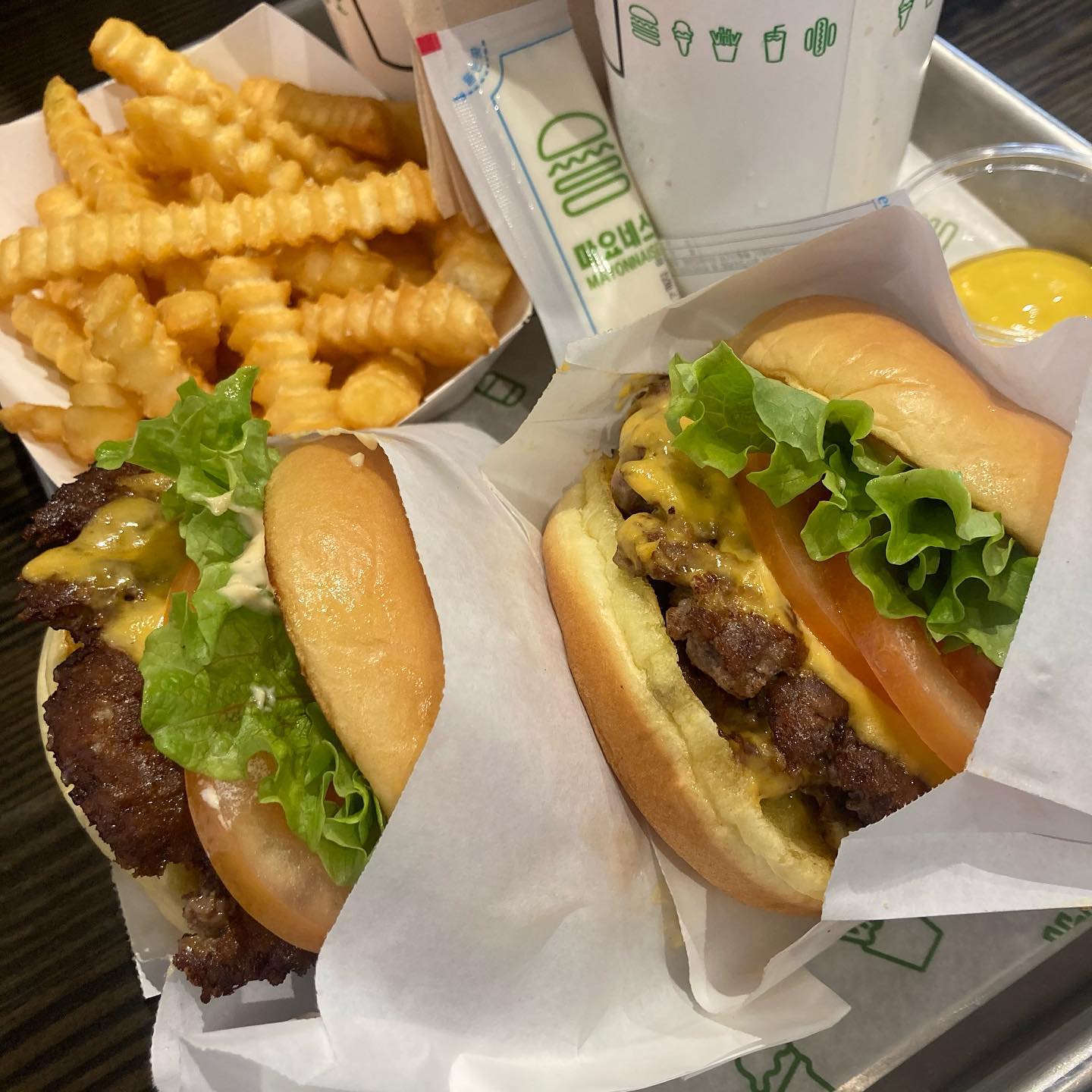 쉑쉑버거!
대구에서 처음😍
맛있어요 오리지널 최고
감자튀김에 바닐라쉐이크조합은 꿀 

#맛집공유 #쉑쉑버거