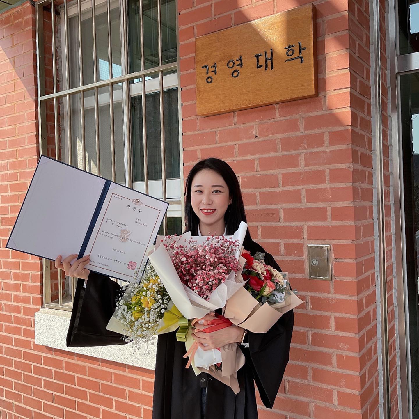 날씨가 좋은 날 조심스럽게 저도 졸업했습니다!☀️💛 열심히살게요~ 졸업장 주셔서 감사합니다! 쿠쿠쿠
.
#졸업 #척척학사