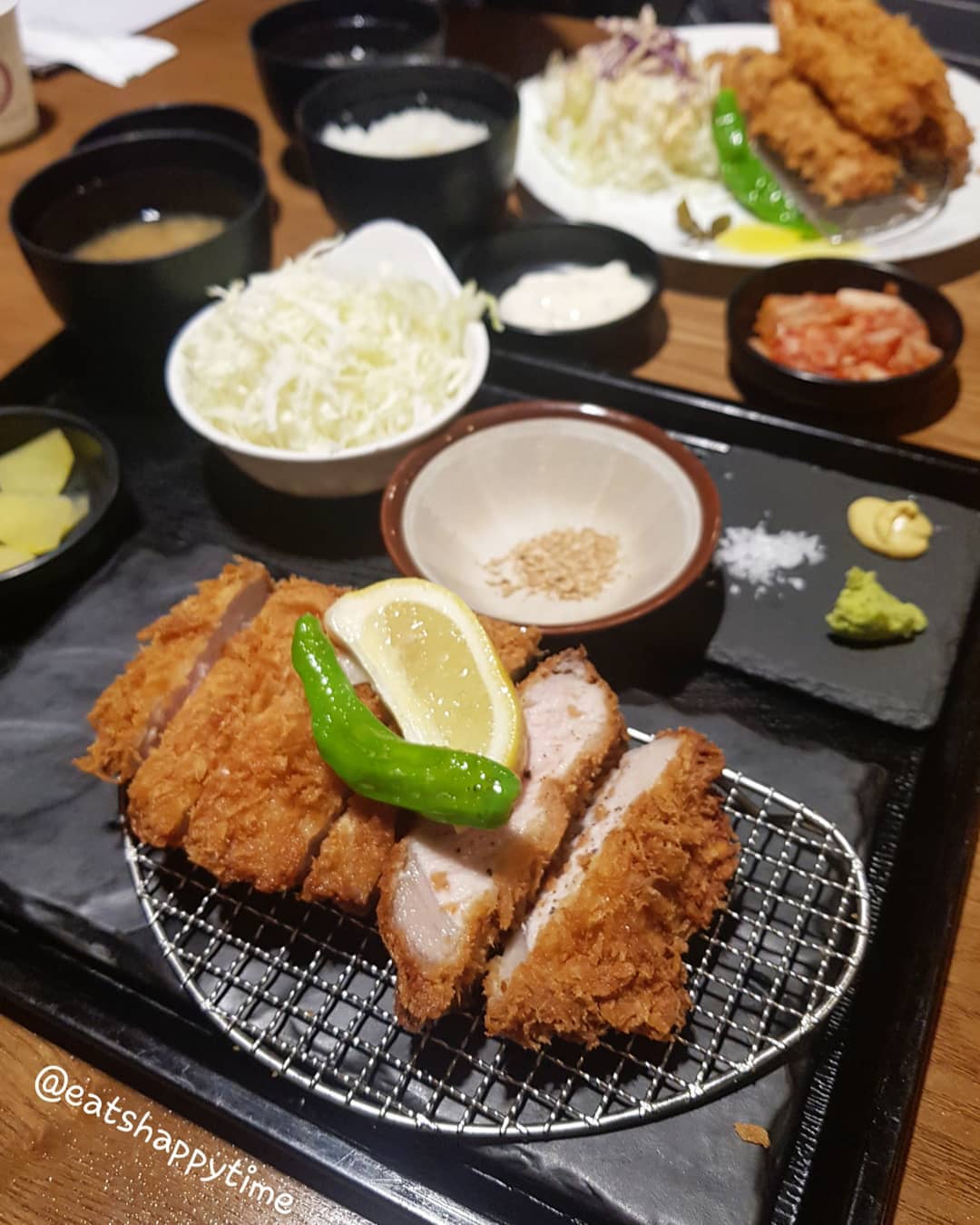 🐷서호돈가스🐷
.
■제주산 흑돈 로스가스 13.0
■서호가스 12.0
+가케우동(소) 2.5
.
회사근처에 이렇게 실한 돈가스집이 있었다니! 첨알앗어요👍
제주흑돼지돈가스는 첨 먹어보는데..
완전 수육도아닌것이 돈가스인데
육즙은 줄줄 흐르고 엄청 부드러워요😭
제주산 흑돈 로스가스에는 영국산 자염 말돈소금을 같이주는데 돈가스소스 아닌 소금에 찍어먹으니 새롭고 더 맛이 어울리더라구요 (소금결정도 신기햇어요🤣) 무엇보다 꽈리고추튀김도 넘 맛있더라구용👍
서호돈가스에는 실한 새우튀김과 함께 
부드러운 안심가스가 나오는데요
흑돼지와 또다른 부드러운식감이 넘 맛있었어요❤
.
❣단골예약 돈가스집 #잇츠해피타임
.
#제주흑돼지돈가스#제주흑돼지돈까스#제주흑돼지돈까스맛집#등심가스#안심가스#새우튀김#우동#사이드우동#돈가스맛집#판교맛집#판교돈가스#판교돈까스#돈까스맛집#판교저녁#판교맛집추천#판교음식점#먹스타그램#푸드스타그램#음식스타그램#먹팔소통#맞팔환영#일상#데이트그램#한돈#한돈인증점