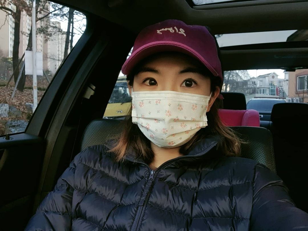  “#협찬 100% 국내산 자재라 그런지 정말 일회용마스크가 이렇게 부드럽고 도톰한게 있었나 싶어요. 찐 추천 👍👍👍 고퀄리티 다양하고 이쁜 디자인 다 맘에 들어서 그 중에 고르고 골랐어요 특별하게 튀는것도 싫고 하얀색이 제일이었는데 진짜…”