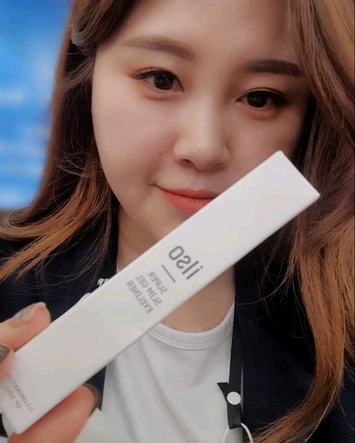 #협찬
⠀
⠀
무조건 라이너는 슬림펜만쓰는데
늘 쓰던게 번져서 바꿔볼까했는데
만난 일소젤라이너♡
1.5mm 초슬림 펜슬이라 정교하게 드로잉할수있고
또 열이많고 요즘 피부타입이바뀌어서 유분이 많이올라오는데 멀티프루프 아이라이너라서 더만족스러워요
그래서인지 번짐없이 지속력이 👍👍
그런데도 발림성이 굉장히 부드러워서 똥손인저도
슥슥 쉽게 화장할수있어유♡ 대만족
⠀
⠀
ilso_official
⠀⠀⠀
⠀⠀
#일소젤아이라이너 #ilso #일소 #아이라이너추천 #아이라이너펜슬 #젤아이라이너