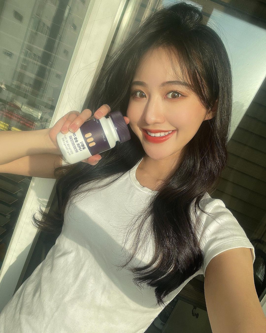 “촬영하려면 꾸준히 관리해야하는데 먹고싶은건 너무나도 많구 🥲 걱정끝에 요즘엔 자면서 다이어트 할 수 있는 '글램디 나이트 슬림 다이어트' 챙겨먹고 있어요 ! ⠀ ⠀ 다른 보조제들은 식사후 꼬박꼬박 챙겨먹어야하는게 여간 번거로운게 아닌데😱 요건…”