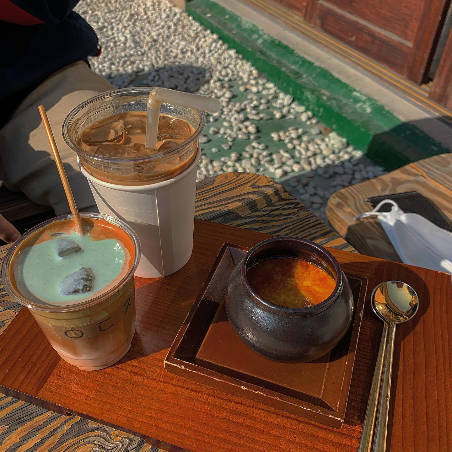 .
#세먹_카페 #세먹_성수 #우디집
.
성수동 햇살 직빵 주택개조 2층카페
.
햇살☀️이 좋다면 여기로 당장 가야한다
2월임에도 따스한 햇살 때문에 주섬주섬 외투를 벗게 된다
.
시그니쳐 우디카페인과 이름마저 귀여운 우디꿀단지를 시켰다
.
플랫화이트에 피스타치오 크림이 얹어져서
피스타치오 덕후인 내 취향 저격 (·ᴗ·)
.
크림브륄레마냥 커스터드 크림에 설탕 코팅을 한 꿀단지는 마치 푸우가 두고간 꿀단지 같이 귀엽다(ฅ’ω’ฅ)♥
.
햇살맛집+주택개조로 고즈넉한 매력이 뿜뿜하는곳이다.
다만 찾아가는 길이 넘 어려웠어서 쬠 힘들다는것 🤔
.
.
💡상호명 : 우디집
💡위치 :  서울 성동구 둘레9길 17 2층 
💡가격 : 우디카페인 5500 우디꿀단지 5500
.
.
맛 : ☀️☀️☀️🌗 피스타치오 덕후 취저🙌🏻
분위기 : ☀️☀️☀️☀️ 따뜻한 햇살+주택개조로 포근편안한 분위기. 벗 웨이팅 있음
접근성 : ☀️☀️☀️찾아가기 넘나 어려웠음. 주차 2~3대 가능
비주얼 : ☀️☀️☀️🌗 귀여운 꿀단지지만 가격대비 🤔,,,,