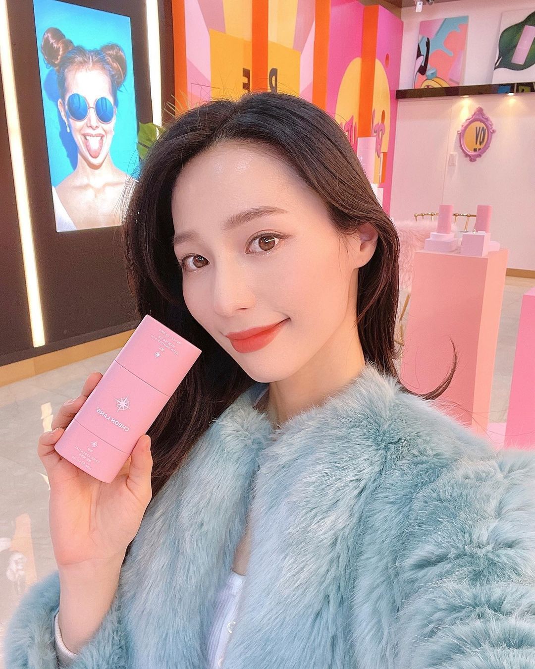  “#광고 핑크핑크 공주같은 새롭게 런칭된 천랑 쇼룸 방문하고왓어요💕 힙하면서도 공주스러움이 여성분들 마음을 쏘옥 뺏을 분위기 도착하고 웰컴드링크와 런칭 상품 설명을 친절하게해주셨어요🤗 와디즈 펀딩에도 성공한 천랑 패키지…”