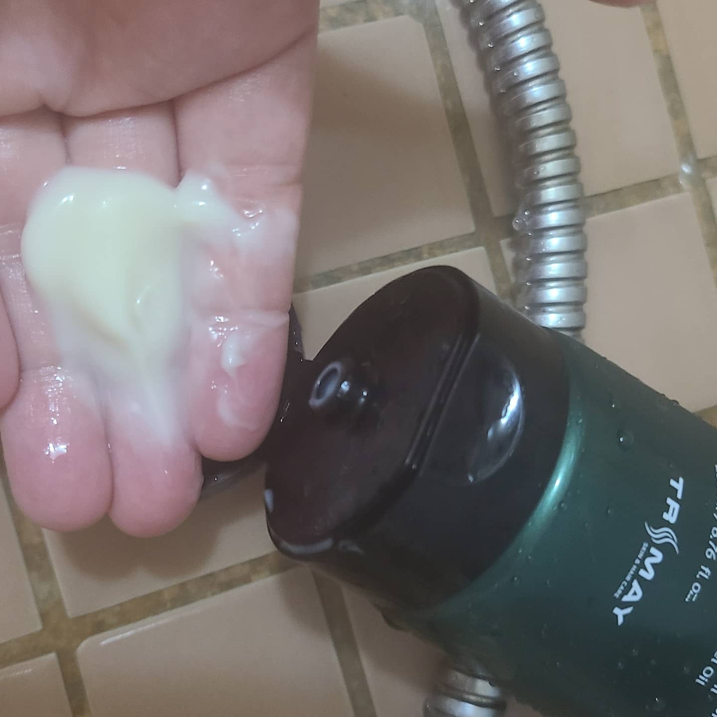 #협찬 trimayskincare #트리마이 #trimay
극손상이라 그런지 크게 와 닫지는 않네요 하고 나서 부드러움은 있었으니 향이 제가 좋아하지 않는 향이라 살짝 거부감이 가지만 나쁘진 않았어요

#헤어마스크 #트리트먼트 #탈모 #탈모관리 #빼곡샴푸 #안티헤어로스 #헤어리페어 #신상품나왔을땐 #08L
