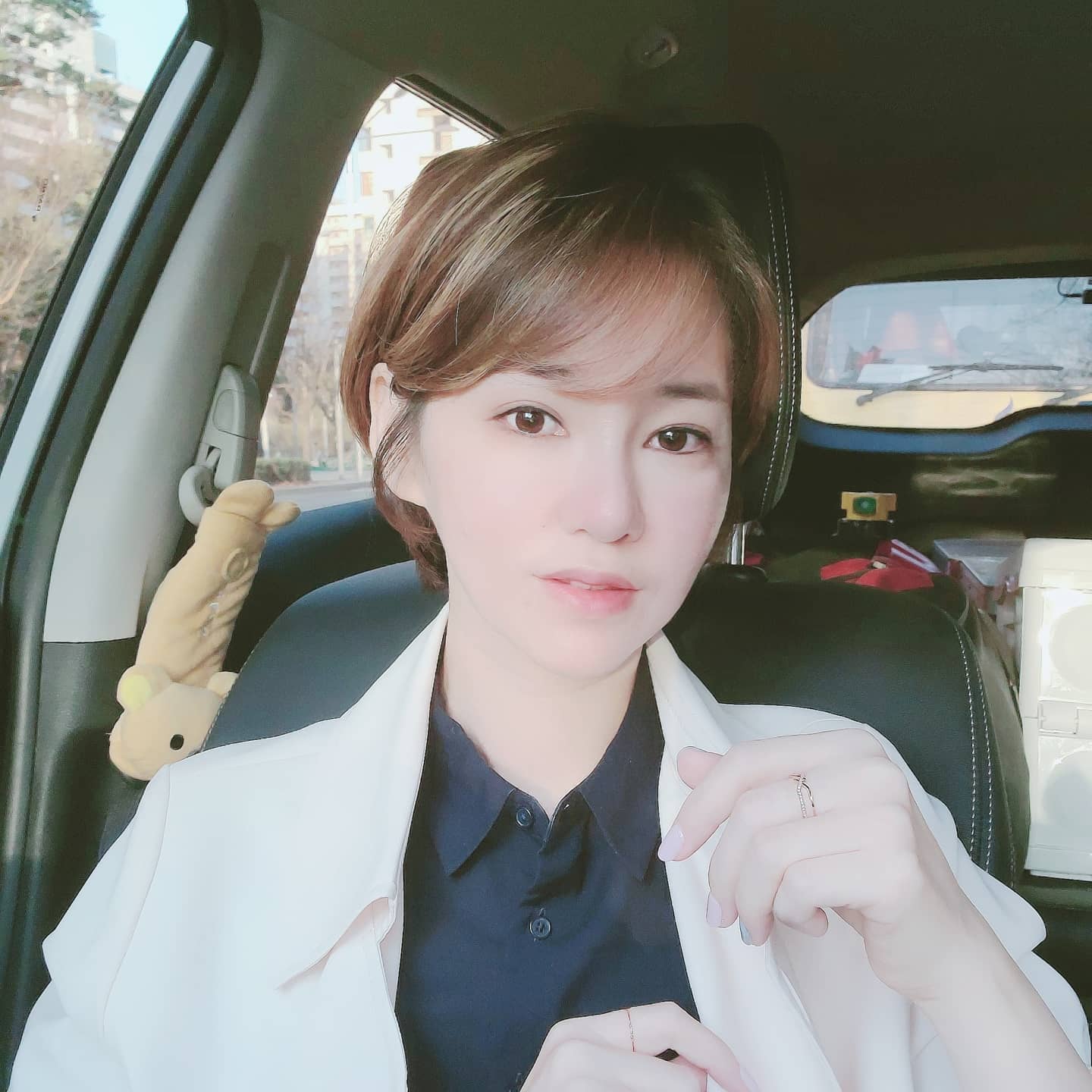 예정에 없던 쉬는 시간이 생겨서 차에서 대기중이에요⏰

쉬는 시간은 대략 40분 정도..
독서하기 딱 좋은 시간이네요📖

그럼 전 이만 책 읽으러 갑니당🙋🏻‍♀️

#일스타그램 #직딩스타그램 #오늘도화이팅 #수요일 #셀스타그램