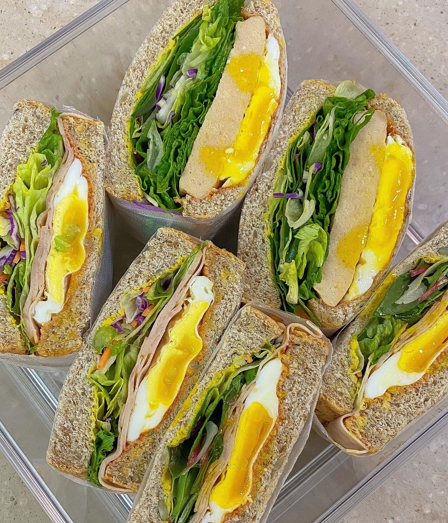 3월 24일 점심🥪
.
오랜만에 샌드위치 만들기 😋💖
엄마랑 동생 아침도 만들었다
내껀 야채가득 닭찌 스테이크까지 넣고 두툼하게❗️
너무 두꺼워서 턱 빠지는 줄〰️ㅋ
.