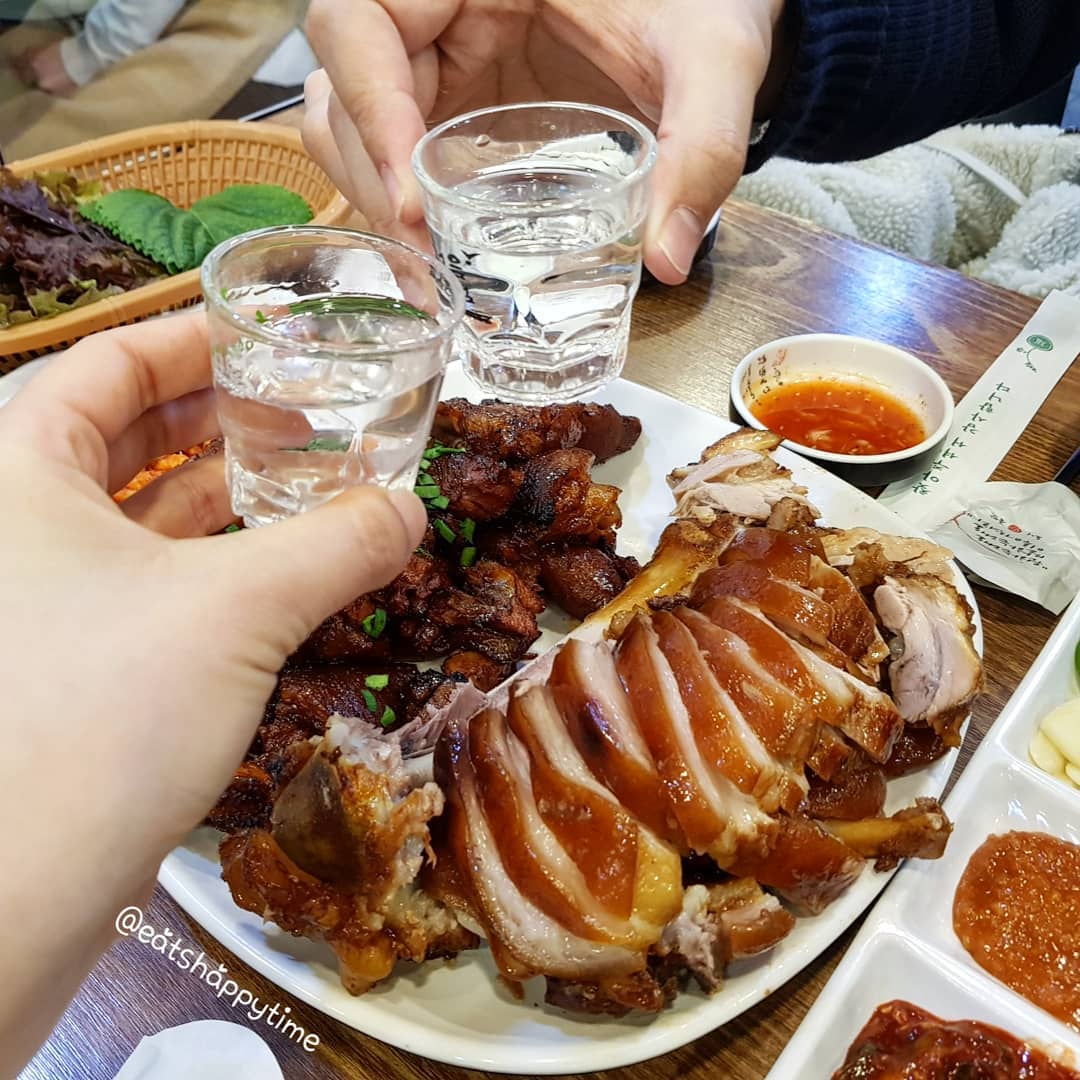 🐷도니족발🐷
.
■반반 (중) 35.0
■주먹밥 3.0
.
저녁 머먹을지 돌아다니다가
족발집이 눈에 뙇!!🤩
올만에 가게에서 먹는 족발 넘 맛있었어요!!
여기는 직접 그날 삶은 족발을 팔더라구요 ㅎㅎ
먹고있는데 족 삶는 곳에서 큰쟁반에 
옮겨가는거 보고 놀랐어요 😁
그래서 맛도 역시 최고!!
올만에 소주한잔했네용❤
제가 매운거 좋아해서 반반족발 시켯는데 매운것도 맛있게 맵구용
주먹밥시켜서 매운맛 잡아줬어요 ㅋㅋ
콩나물국까지 계속 달라하면 주시더라구요👍
담에 또갈거에용~!😍
.
❣쫀듹한 족발과 한잔 #잇츠해피타임
 .
🚩서울 송파구 백제고분로41길 45 태하빌딩(석촌역 1번출구,송리단길근처)
⏰매일 15:00 ~ 24:00
.
#족발#반반족발#족발맛집#족발사랑#족발스타그램#족발먹방#쫀득족발#족발소주#술스타그램#저녁메뉴#저녁안주#석촌호수맛집#석촌역맛집#족발집#주먹밥#먹스타그램#푸드스타그램#음식스타그램#일상
