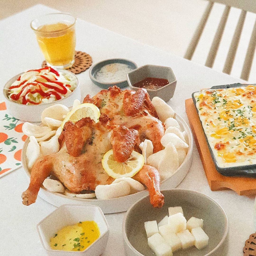  “#협찬 올반 옛날통닭 화제의 겉바속촉 옛날통닭 두마리🍗 1인 1닭  하기 좋은 추억의 맛! 레트로감성 가득 한 포장지 한봉지에 2마리가 들어가 있어요 잘 손질된 국내산 냉장 닭 한마리를 통으로 튀기고  오븐에 한번 더 구워 기름을 쏙-겉바속촉…”
