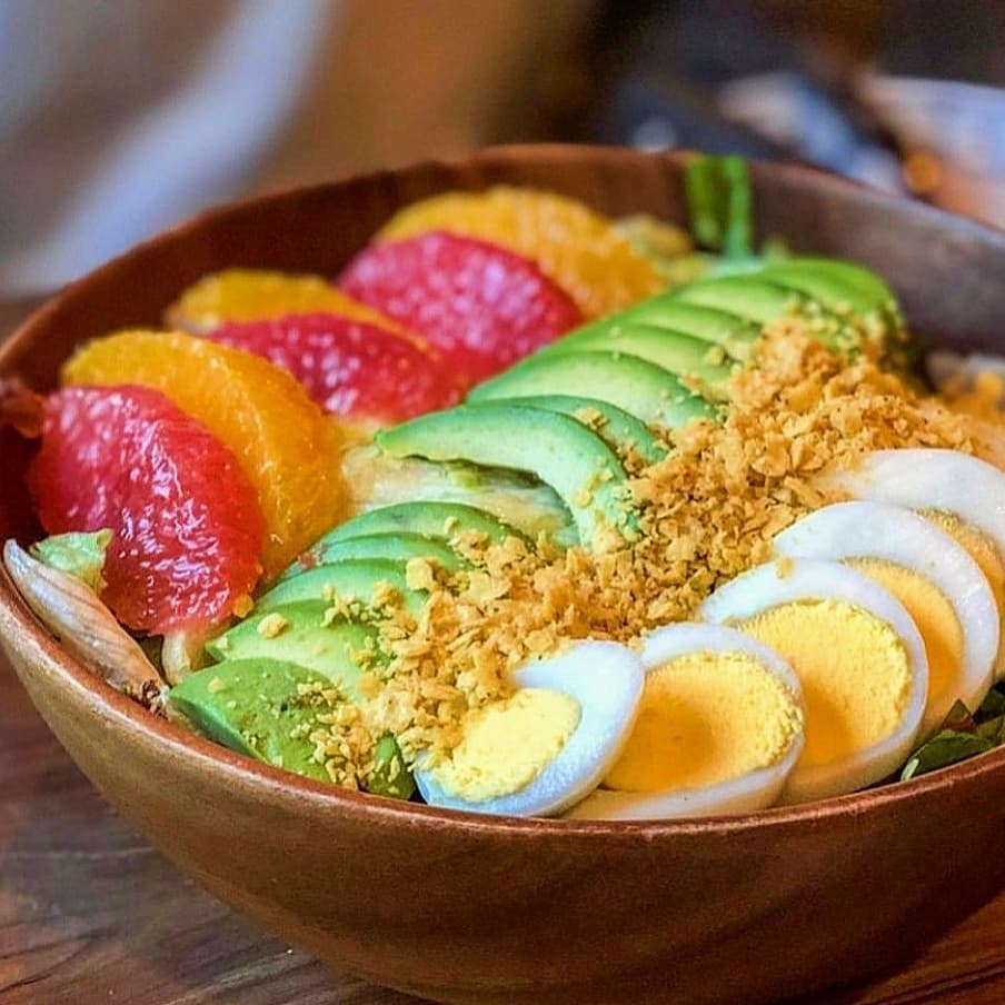 #아보카도오렌지볼🥑🍊 
#413프로젝트 
.
오늘은 친구와 함께 수다 떨며 샐러드🥗 먹고와써용👭💛 아보카도🥑랑 오렌지🍊, 계란🥚이 듬뿍 올라간 건강샐러드에요~ 중간에 곁들인 크런치가 식감을 더해줘서 진짜 맛있어요🤤 소스도good💜
.
제가 좀 아프다고 했더니 달려와서 영양제추천💊해주고, 조깅운동화👟까지 다 챙겨주고 갔네요💕 역시 필라테스 강사라 다르더라구여🧘‍♀️🏃‍♀️🤸‍♀️ 나의 주치의👩‍⚕️❣
오랜만에 수다로 스트레스까지 날리니 넘 조아영~~🙊🙉🙈💋 
역쉬 수다가 최고양💯💯💯
.
사진엔 안 나왔지만 413의 시그니처메뉴인 '로제타 현미 뇨끼'까지 제대로 즐겼답니다🍽
역삼동에 오실일 있으면 한번 들려보세요~ 413프로젝트 전 6년차 단골이랍니다💛🧡❤ 시그니처밀크티🥛 강추!!
커피☕도 맛있어영~