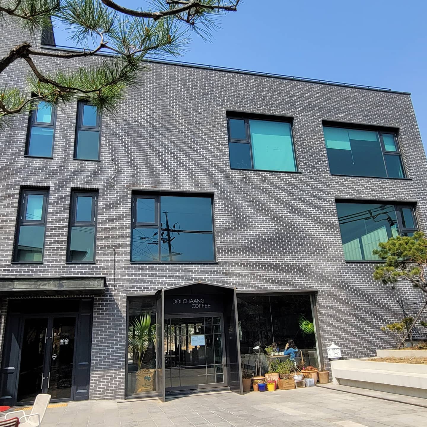 와이프의 추천으로 방문 한 도이창~
부암동에 요런 곳이 있었구나!!
다음에 조용할때 석파정도 오고 여기 다시 와야지!!
세라믹 셀프 드립 신기하다!

미세먼지만 아니었어도 풍경 좋았을텐데...

#도이창카페 #몽유도원 #도이창 #부암동 #부암동카페 #데이트