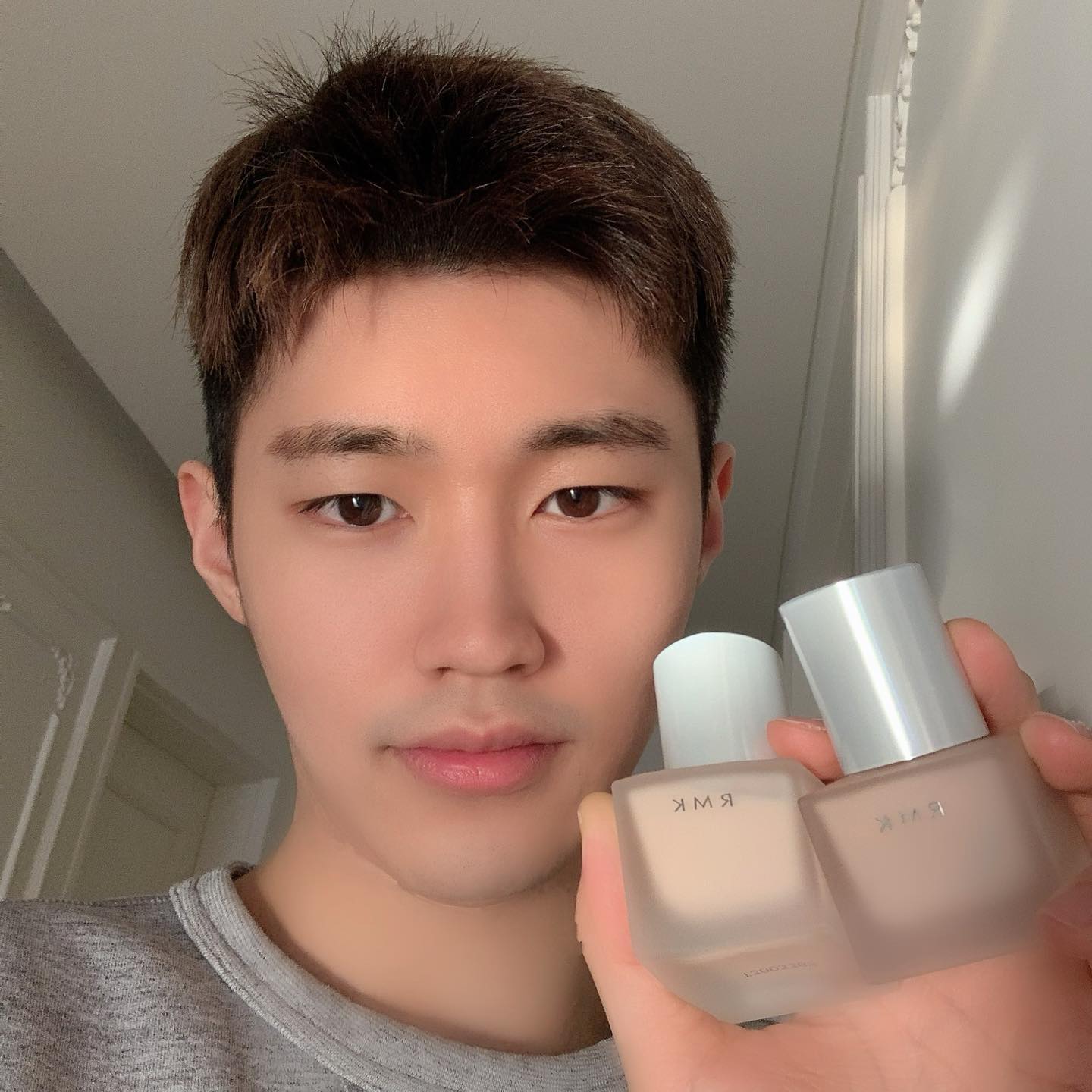 #협찬
 rmkkorea #RMK #알엠케이
RMK 수년전부터 사용하던 제품 이에요 
메이크업베이스는 주름 모공 피부결 광 등 황금비율로 적절하게 잡아줘서 양이 많던 적던 똥손도 사용가능해요

프라이머 나 메베 를 많이 사용 하면 뜨는 경우가 많은데 이 제품은 모든걸 적당히 잡아줘서 들뜸이 없어요!!

리퀴드파운데이션은 제가 지성인데도 겉은 뽀송하고 속은 촉촉해요 최악의 피부컨디션도 최상에 

메이크업 상태를 만들어주는 RMK 메이크업베이스와 파운데이션 !! 명성이 오래된 이유가 있죠!!

#파운데이션 #메이크업베이스 #네추럴메이크업 #에그베이스 #수채화파데 #리퀴드파운데이션 #RMK에어베이스 #신상품나왔을땐 #08L #뷰티 #뷰티스타그램 #코덕 #정착템 #코덕스타그램 #남자파운데이션 #남자메이크업 #여자메이크업 #아이돌메이크업 #파운데이션추천 #인생템