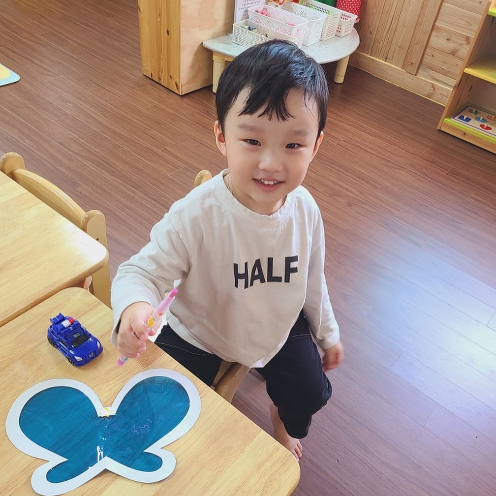 .

우리집 겸둥이
웃을때 입가리고 웃는건 
어디서배운거야ㅋㅋ⫬ㅋ⫬ㅋㅋ⫬ 

#키즈노트사진