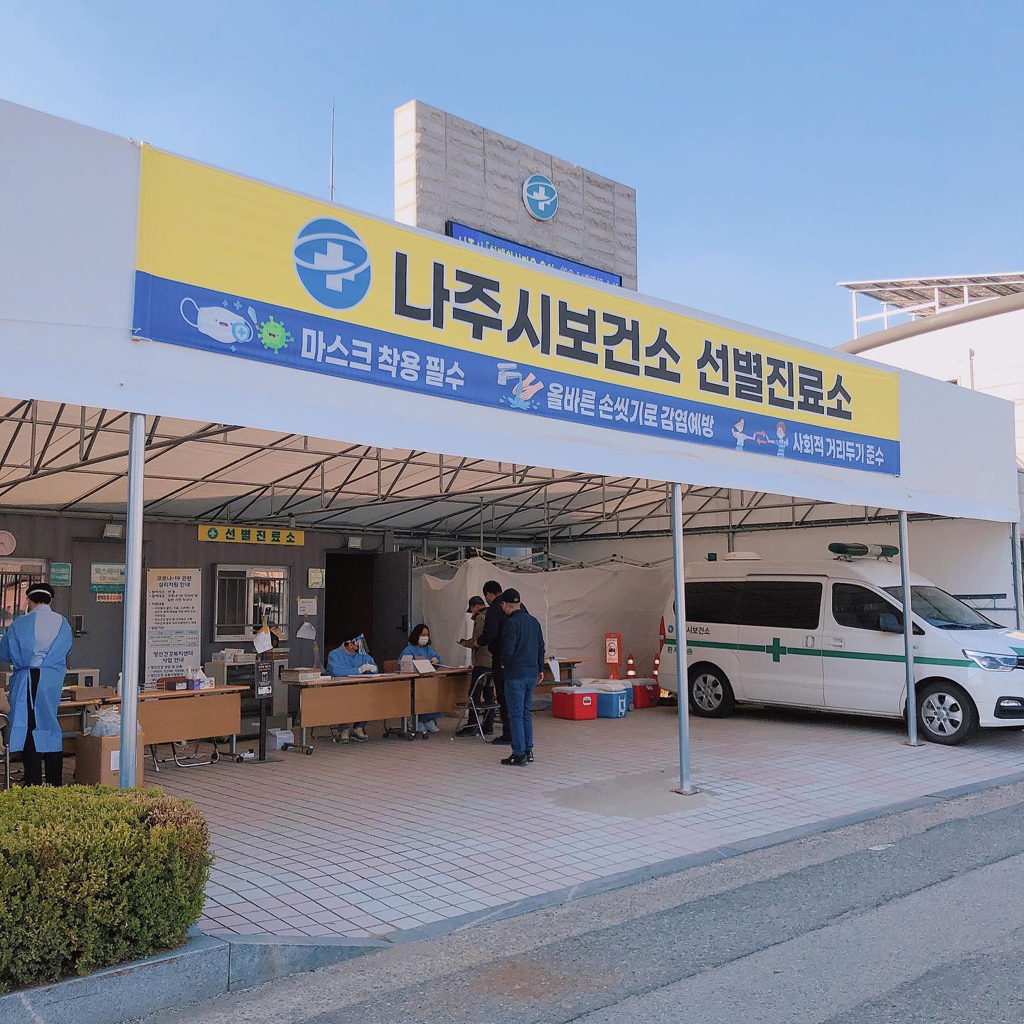 .

2021.3.23 

이게 무슨일이야..
살다살다....
강제로 코로나검사받기는 처음..😱

무슨 보육교직원들을 대상으로
전수조사차 전체 의무 검사라니...휴..
왜?!?!
나 얼집하고 집 말고는 아무데도 안다녔는데..? .
....

왜 보건소는 여기저기 찔리러만 가는 곳인가...
아는 사람들만 아는 이야기..🤬

#코로나의무검사
#코로나음성판정