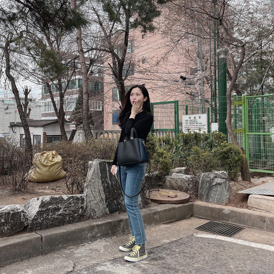  “#협찬 컨버스 하이 신고 돌아다니기 🙋‍♀️ 빈티지신발인데 새 상품같이 깨끗하더라구요! 살균 세탁이랑 향균 작업해서 더 그런거 같아요☺️ 가격도 저렴해서 3~4켤레에 10만원도 안되는 가격🤭🤭 후기도 많아서 믿음이 가더라구요 🖤 빈티지 신발 찾으시는분…”