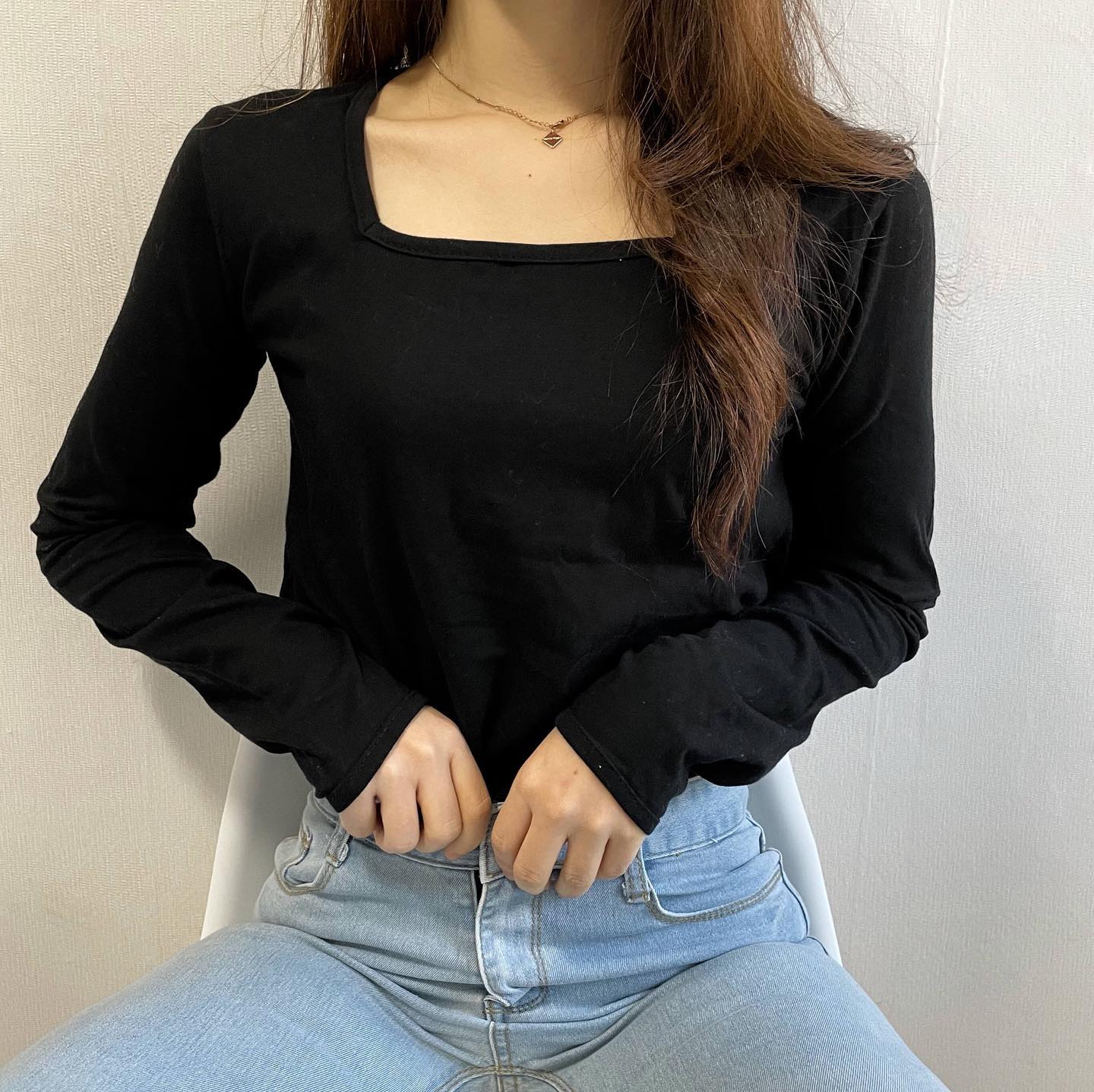 요즘 이런 기본 티 한장쯤은 가져야하쟈나? 스퀘어넥이라서 진짜 라인도 예쁘고 데일리베이직 해서 너무 예쁜 스퀘어넥 긴팔티🖤🤍
