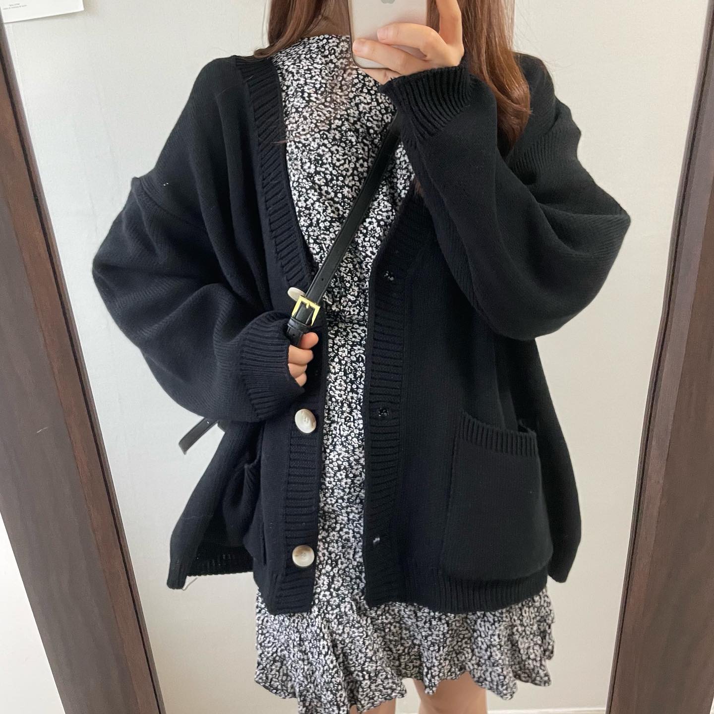 요즘 입기 정말 좋은 간절기가디건 코디하기 진짜 조쿠🖤🤍 아무대나 입어도 여리핏 ! 봄 가을 맨날 손가는 #단추가디건