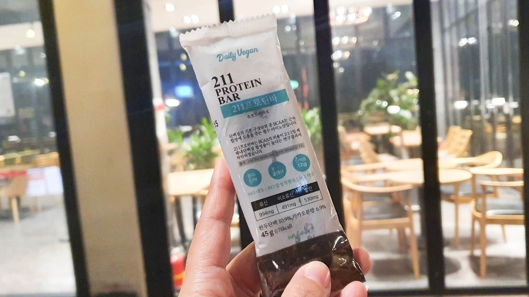 #판매 #앞광고 #211프로틴바 #211프로틴바소프트카카오 #프로틴바 #프로틴바추천 #단백질바 #단백질바추천 #단백질초콜릿 #다이어트브라우니 #살안찌는간식 #견과류바 #간식추천 

다이어트 결심했는데 간식이 땡긴다면..!?ㅜ
요즘 너무 바빠서 간식이고 뭐고 식사대용식 찾다가~
데일리비건 #단백질바 먹기 시작했는데~
하루 단백질의 20%가 들어있고, 칼로리가 178kcal라 부담없이 식사대용으로 먹기 좋았어요.
굶지말고 틈틈히 꼬박꼬박 식사 챙기세요!

dailyvegan.co.kr/xsangraalx
온라인몰 최저가 구매링크에요!
추천인 xsangraalx넣고 최저가로 211프로틴바 카카오맛을 겟해보세용!ㅎㅎ

#다이어트간식 #헬스간식 #운동간식 #프로틴간식 #맛있는간식 #다이어트바 #푸드바 #견과류바 #영양바 #식사대용바 #에너지바 #단백질간식 #단백질식품