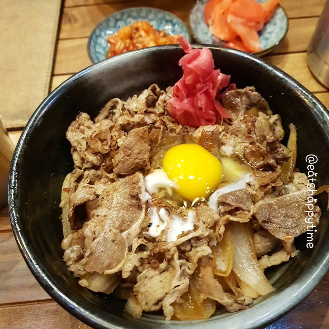 🥘홍대돈부리🥘
.
■규동 9.0
■가츠동 8.0
.
간단한 저녁으로 돈부리!!
저는 규동에 같이나오는 생강초절임이
한번씩 생각나더라구요 ㅎㅎ
날계란 톡 터트려서 소고기랑 비벼먹으니 최고였어요!!👍
가츠동도 돈가스가 두꺼워서 넘좋구용
무엇보다 홍대돈부리는 밥과소스를 
리필해줘서 양이 부족하신분들에겐 최고인거같아용😍
.
❣한끼 든든한 돈부리 #잇츠해피타임
.
#돈부리#홍대돈부리#규동#가츠동#잠실저녁추천#홍대돈부리#잠실롯데몰맛집#롯데몰저녁#롯데몰맛집#잠실맛집#푸드스타그램#먹스타그램#음식스타그램#일상