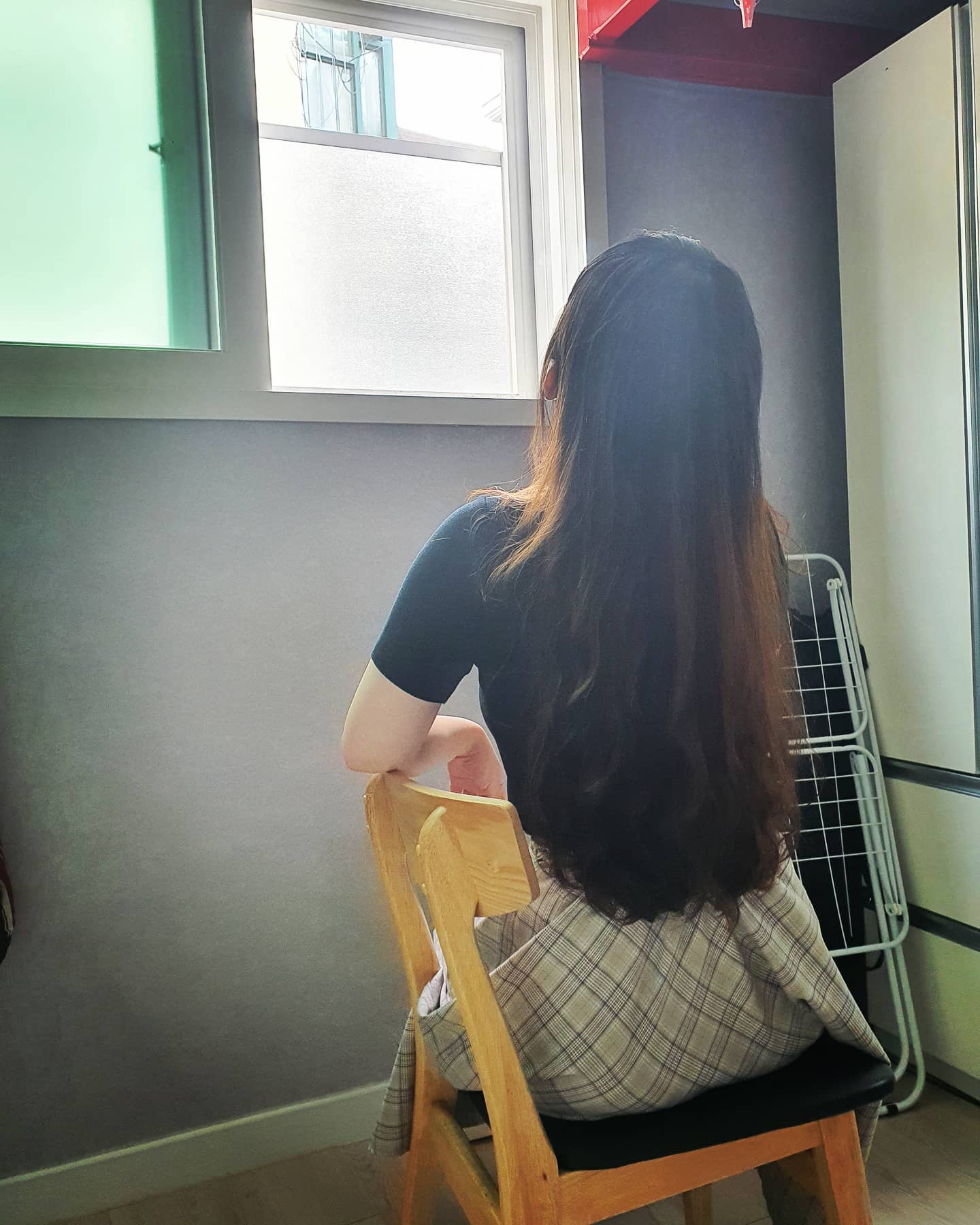 사방이 막힌 방 안에서 유일한 통로를 찾아도, 그 통로 밖이 또 벽일 때가 있다. 그건 절망이면서도 희망이었는데, 이 상황을 벗어나도 모양만 다른 새로운 감옥이라는 생각과 그래도 조금은 익숙해진 이 방 안에 있어서 다행이라는 생각의 이름이다. 조금 더 어렸다면 호승심으로 새로운 감옥이라도 기어이 뚫고 나아갔을 것이지만, 익숙지 않은 길로 접어들 때마다 소리지르는 관절 탓에 희망이라는 벽지로 마음을 덧바른다. 간혹 튀어나와 거슬리는 것들은 벽지를 두어번 겹쳐 바르면 그만이다. 부러 긁어내는 일이 더이상 의미없다는 것을 알기 때문이다. 그렇게 평안함을 연기해낸 하루는 의자에 가만히 앉아 침잠한다. 그 중력 때문에 오늘도 머리카락이 두피에서 바닥으로 조금씩 곤두박질친다. 

#글귀 #글스타그램 #에세이 #공감 #글귀스타그램 #메모 #감성 #짧은글 #일상 #데일리 #일상스타그램 #작가 #작가스타그램 #강소을 #글쟁이 #공부하기싫어서 #아무렇게나쓰는 #새벽감성 #이해좀