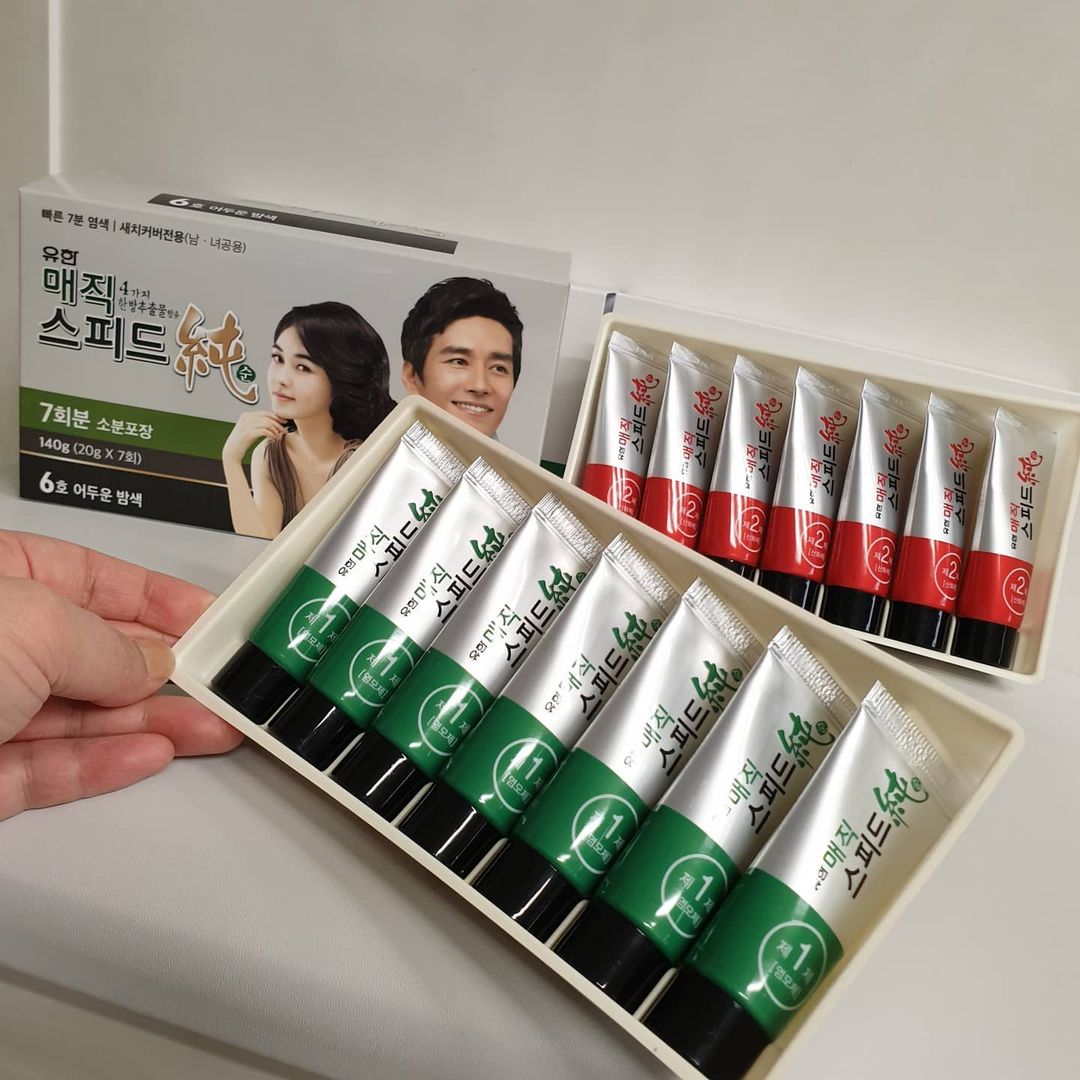  “#협찬 #유료광고 #염색맛집 집사람 머리도 냉큼 내어주고ㅎㅎ 영상협조 잘함쓰ㅎㅎ 사탕주야겠댱ㅎㅎ 🍭 📍소분포장 염색약 매직스피드순 으로 집사람 새치머리를 다 커버해 주었어요😝 염색약에 작은 색깔 알갱이들이 들어있어서 뭔가하고봤더니!! 비타민C…”