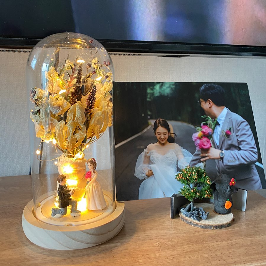 어려운시기에 부케까지 받아준 우리륭이,,

ryun.__.0206 
내 부케가 이렇게 예쁘게 말려져서 돌아오니
너무 고맙고만!! 내 기운받아서 우리 륭이도
행복한 가정 꾸리길 바랄게 ◡̈ 이제 엑셀을 밟으렴,, 
💖 뒤에는 나랑수딩언니가 있으니!!! 
,
,
,
#부케 #말린부케 #부케돔 #고마와❤️