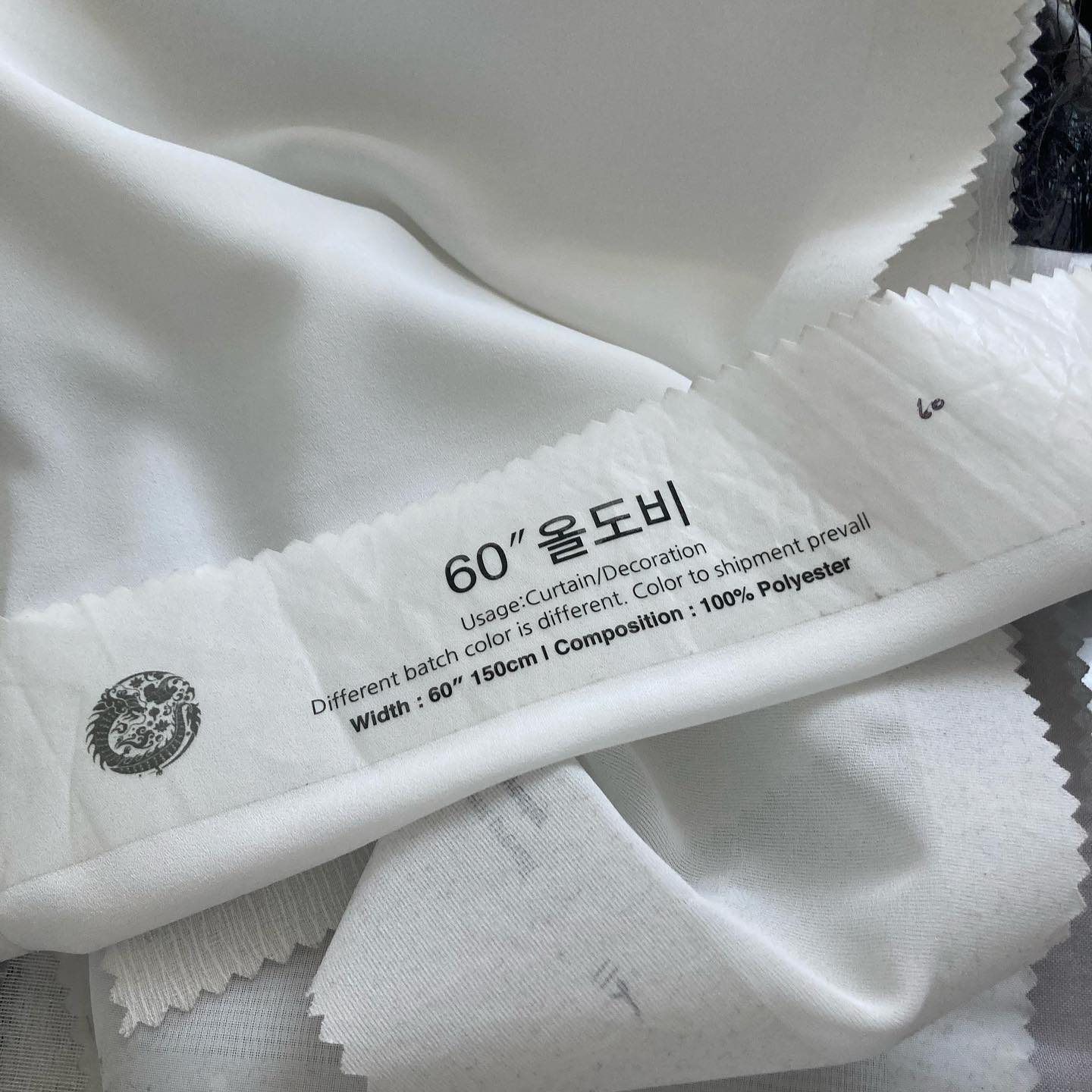 넘넘 맘에 드는 우리집 커튼! 동대문 #인심커텐 에서 방문실측 받아서 달았다~ 커텐 없이 3주 살았는데 넘나 불편! 커텐은 첨 해보는데 넘 이쁘고 좋다🤍 #차르르커튼 하니까 신혼집  분위기 나고 🤭 #형상기억암막커튼 하니까 오빠가 꿀잠잔다~ 이벤트도 많아서 넘 좋음!!😆 #동대문인심커텐 추천!!