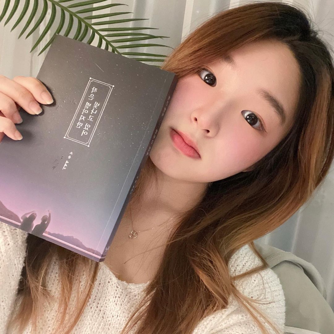  “#ad 간만에 책 추천드려요 🙂🌌 소윤 작가님의 ‘작은 별이지만 빛나고 있어’는 잔잔한 위로들이 꾹꾹 눌려담겨있는 에세이랍니다 이따금 지친 순간들이 찾아오는날, 잠들기전에 부담없이 읽어보시기 좋을것같아요♥…”